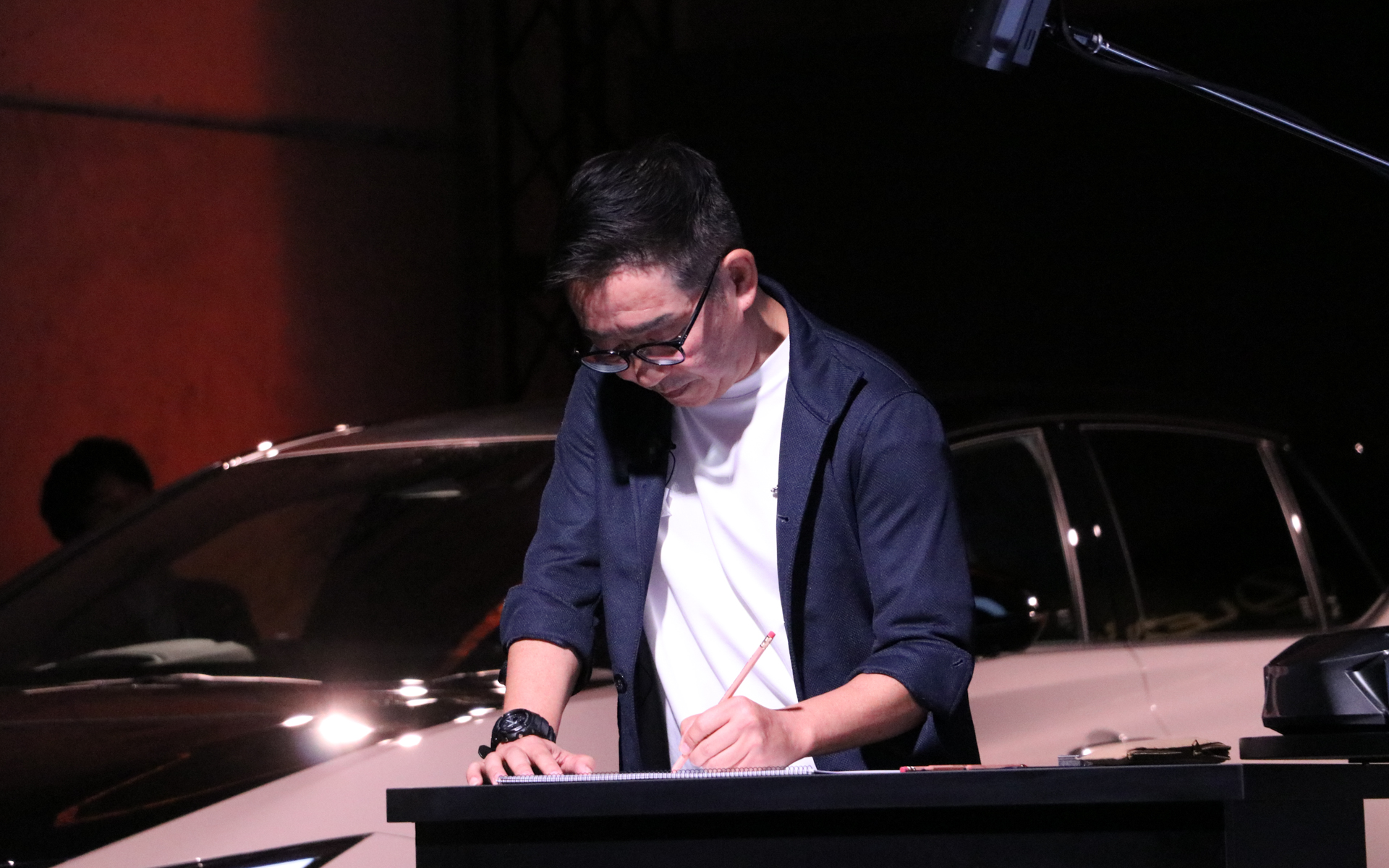 プロジェクトチーフデザイナーの熊井氏は、デザインスケッチを描きながらの解説を実施