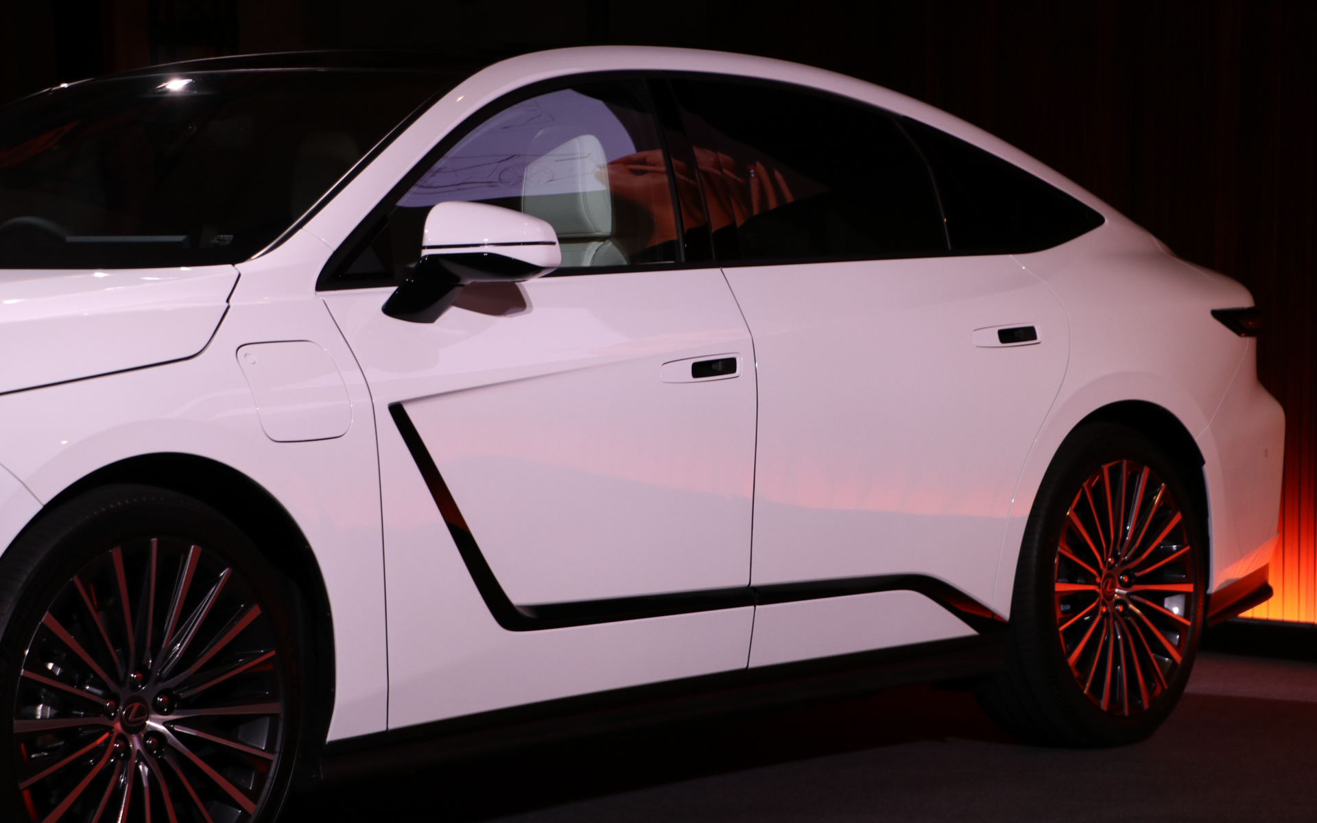 サイドの横ラインが床下バッテリの上面あたりだという