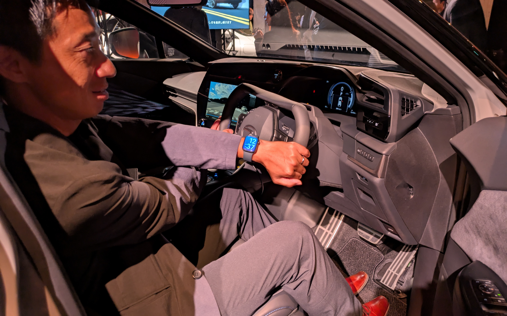 ステア・バイ・ワイヤ・システムの搭載により、ステアリングを180度まわすだけでタイヤがめいっぱい切れるので、持ち替える必要がない