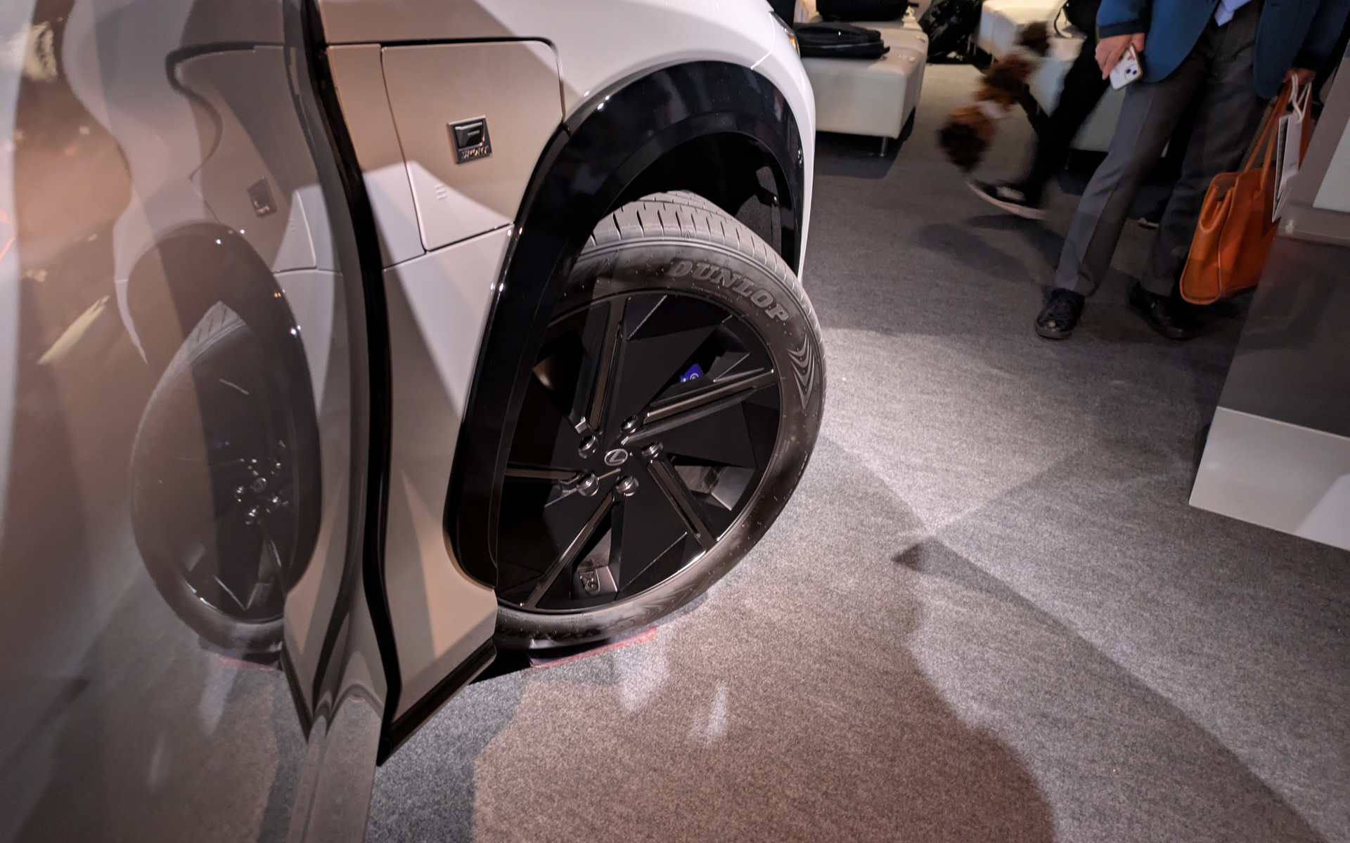 ステア・バイ・ワイヤ・システムの搭載により、ステアリングを180度まわすだけでタイヤがめいっぱい切れるので、持ち替える必要がない