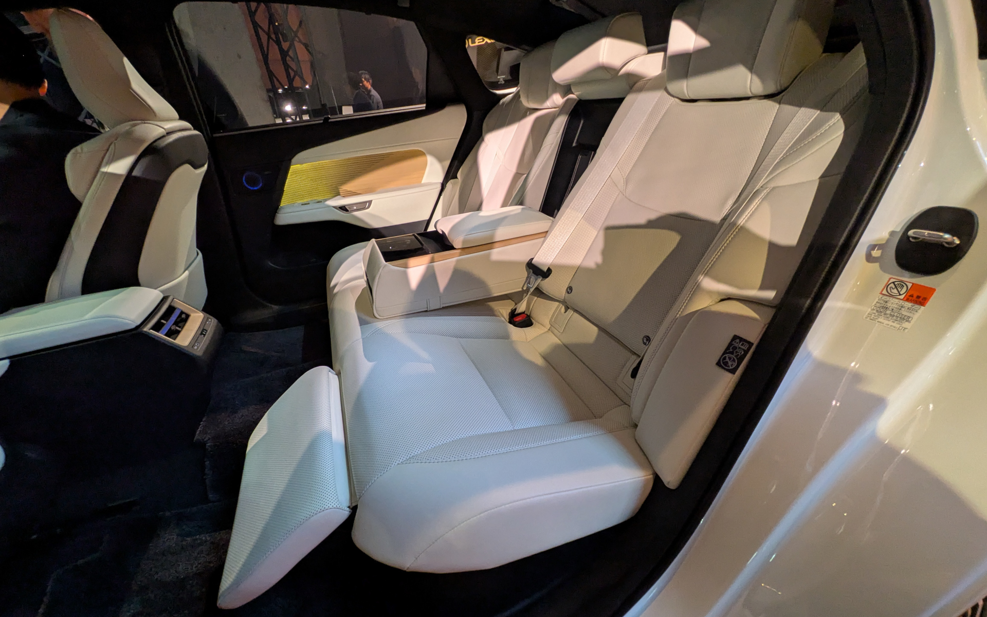 後席はリクライニング機構、オットマンも搭載する