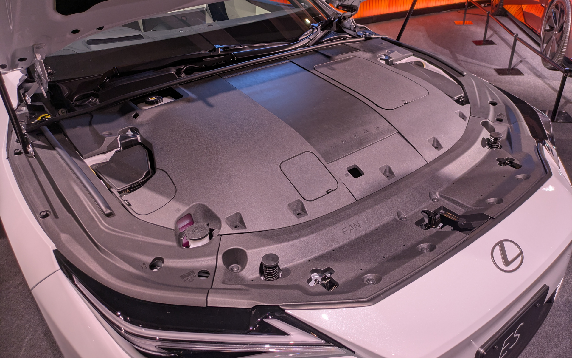 ES 350eのボンネットの中はしっかりと密閉。システム出力はBEVのES350e（FWD）が165kW（224.4PS）、ES500e（4WD）が252kW（342.6PS）、ハイブリッドモデルのES350hが182kW（247.4PS）