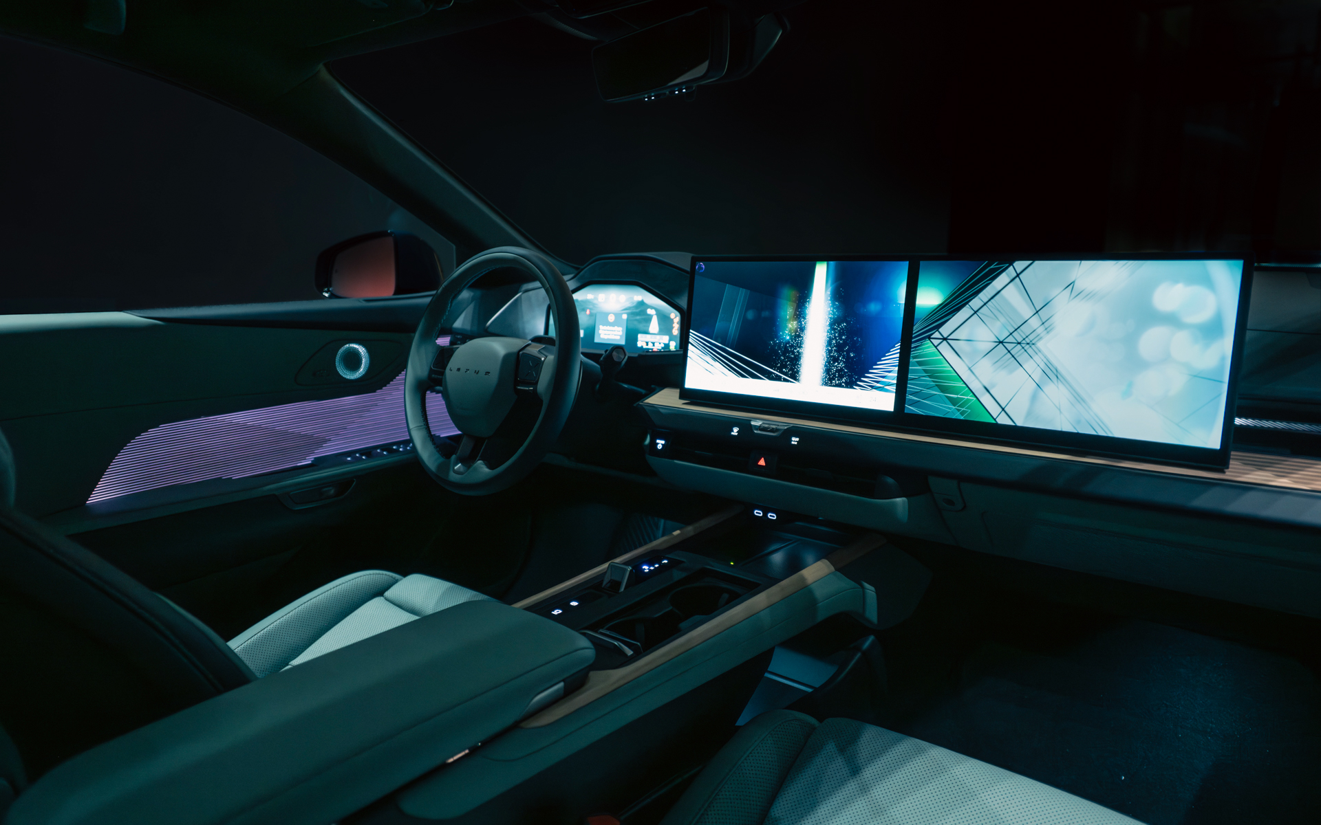 次世代機能「センサリー・コンシェルジュ」を搭載する新型「ES350e（中国仕様）」の室内