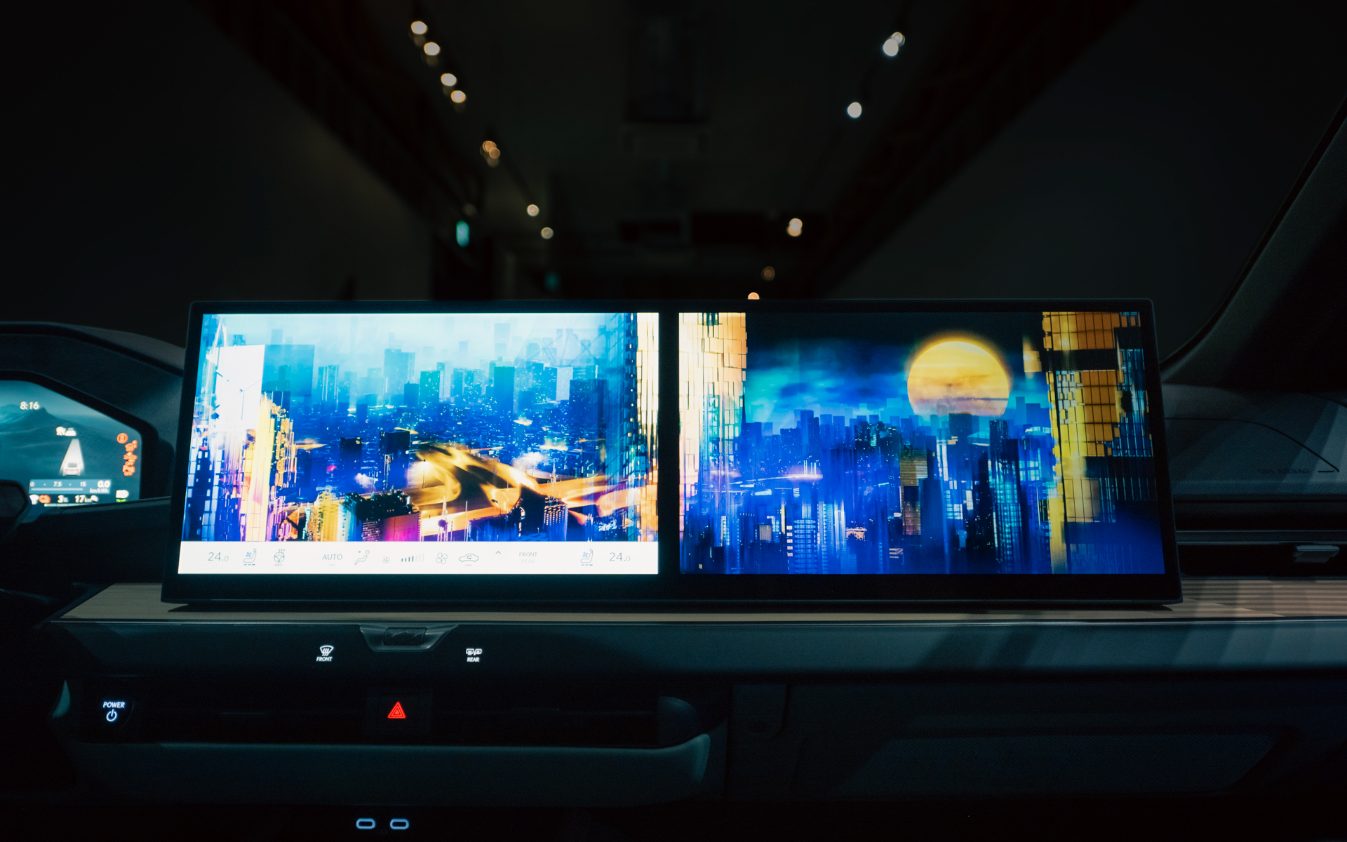 センターディスプレイは大型が2枚並び、より没入型の体験が可能となる