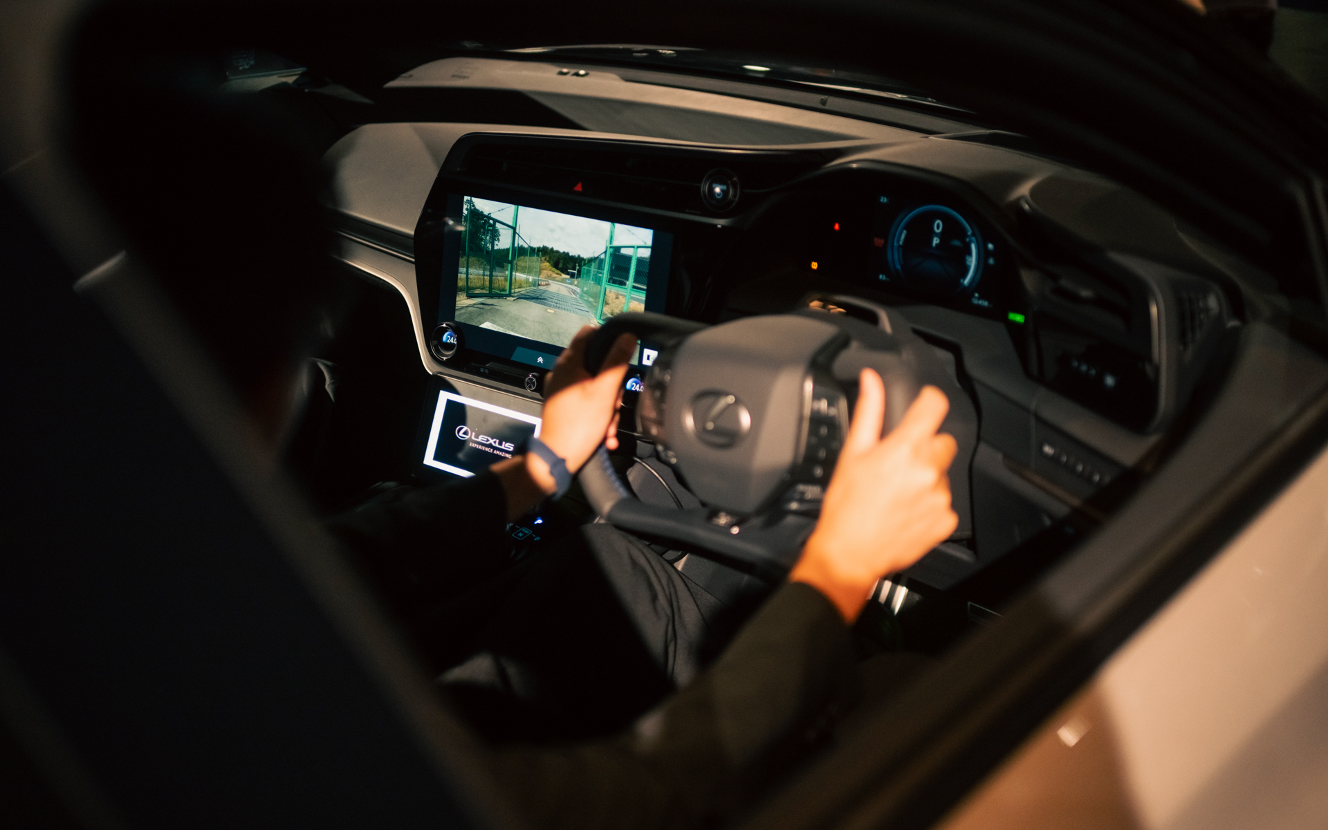 イベント会場に展示されていたRZ550e“F SPORT”に乗り込み、動画でインタラクティブ・マニュアル・ドライブを体感できた