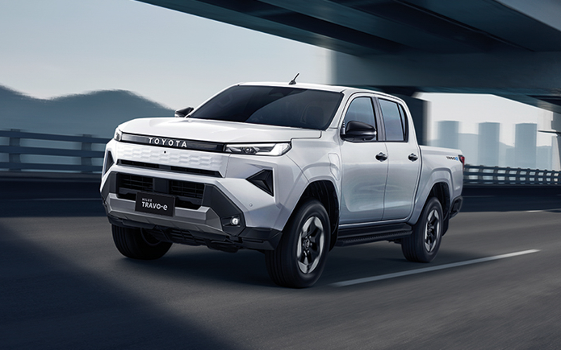 新型「ハイラックス」（BEVモデル、プロトタイプ）走行イメージ