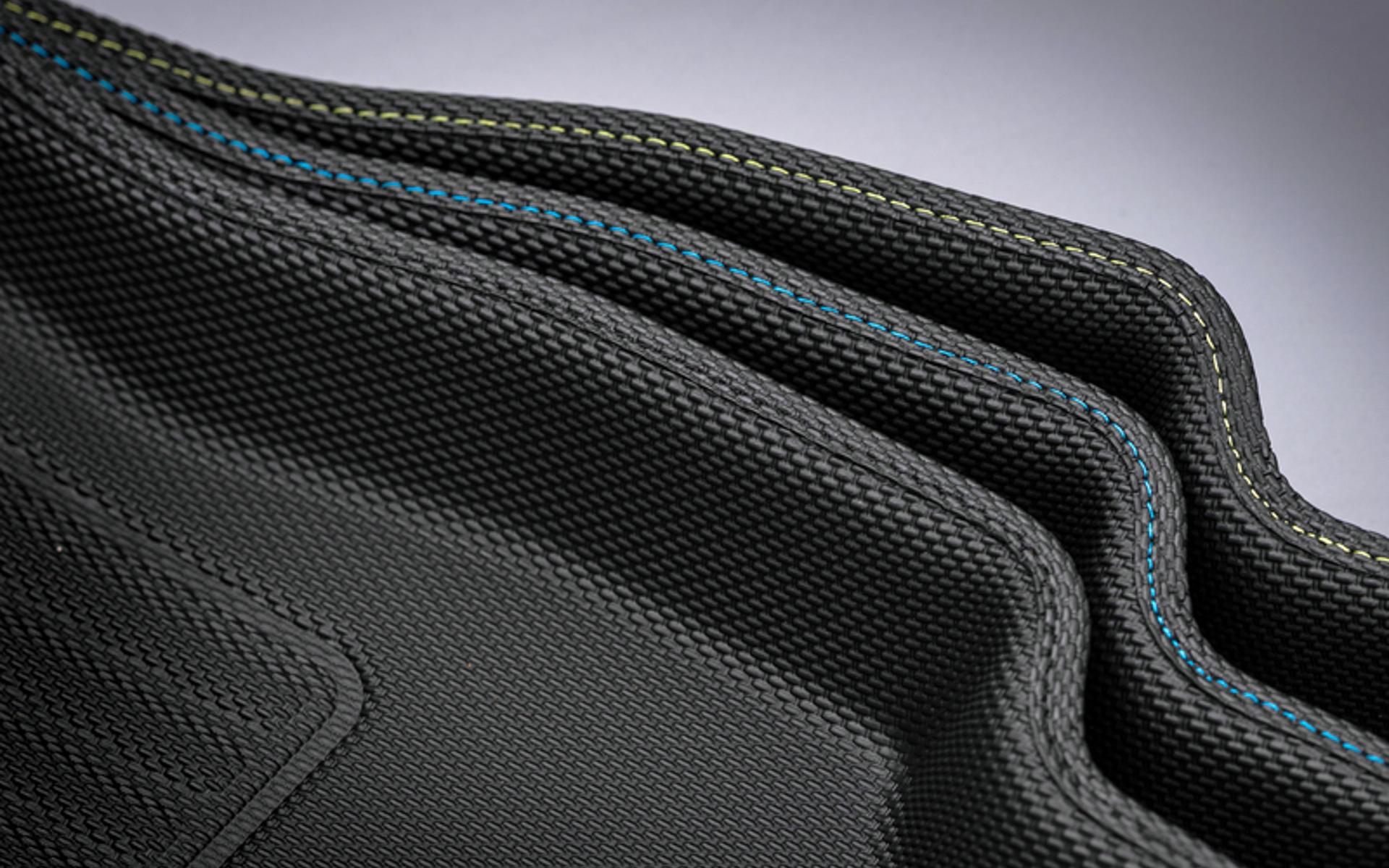 メンテナンス性に優れた「3層立体構造」を採用。ステッチカラーはイエロー、ブルー、ブラックの3色を設定