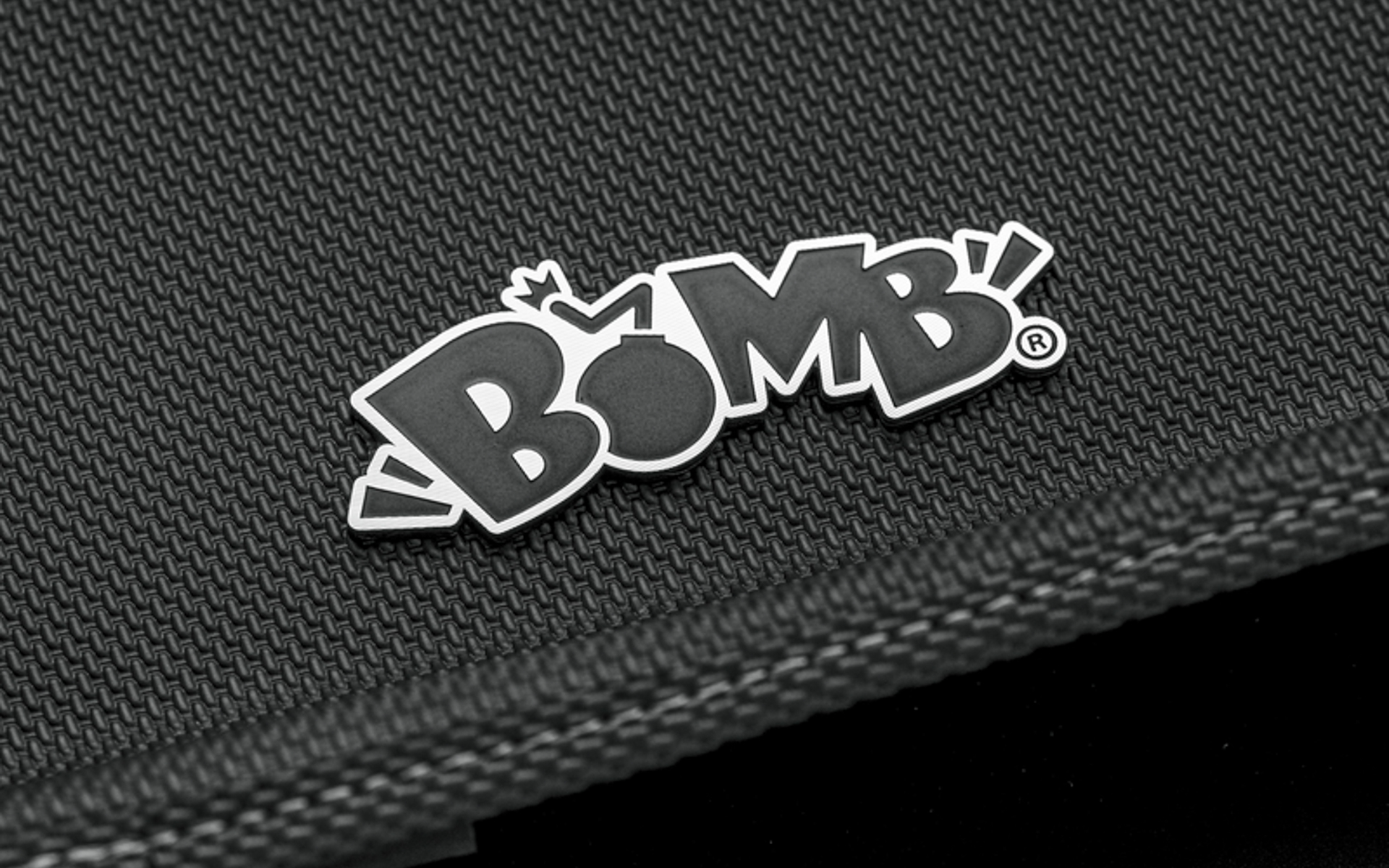 前席と後席のセンターパーツには「BOMB」エンブレムがあしらわれる