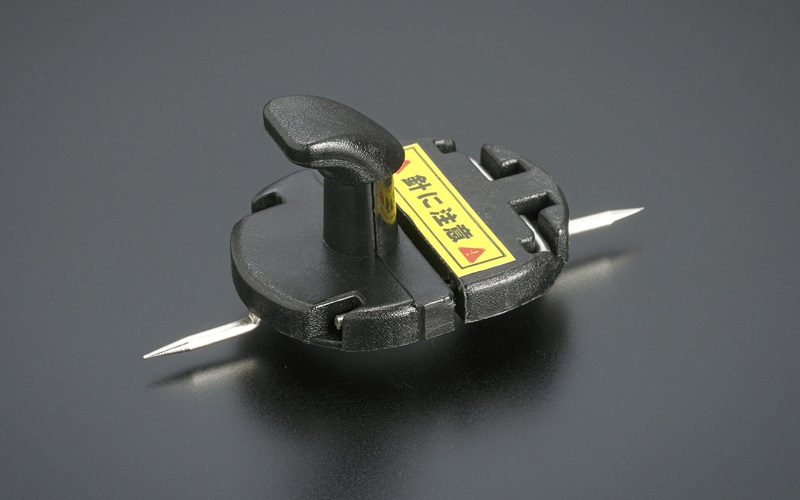 運転席のマットをフロアへ確実に固定する樹脂製フックも付属する