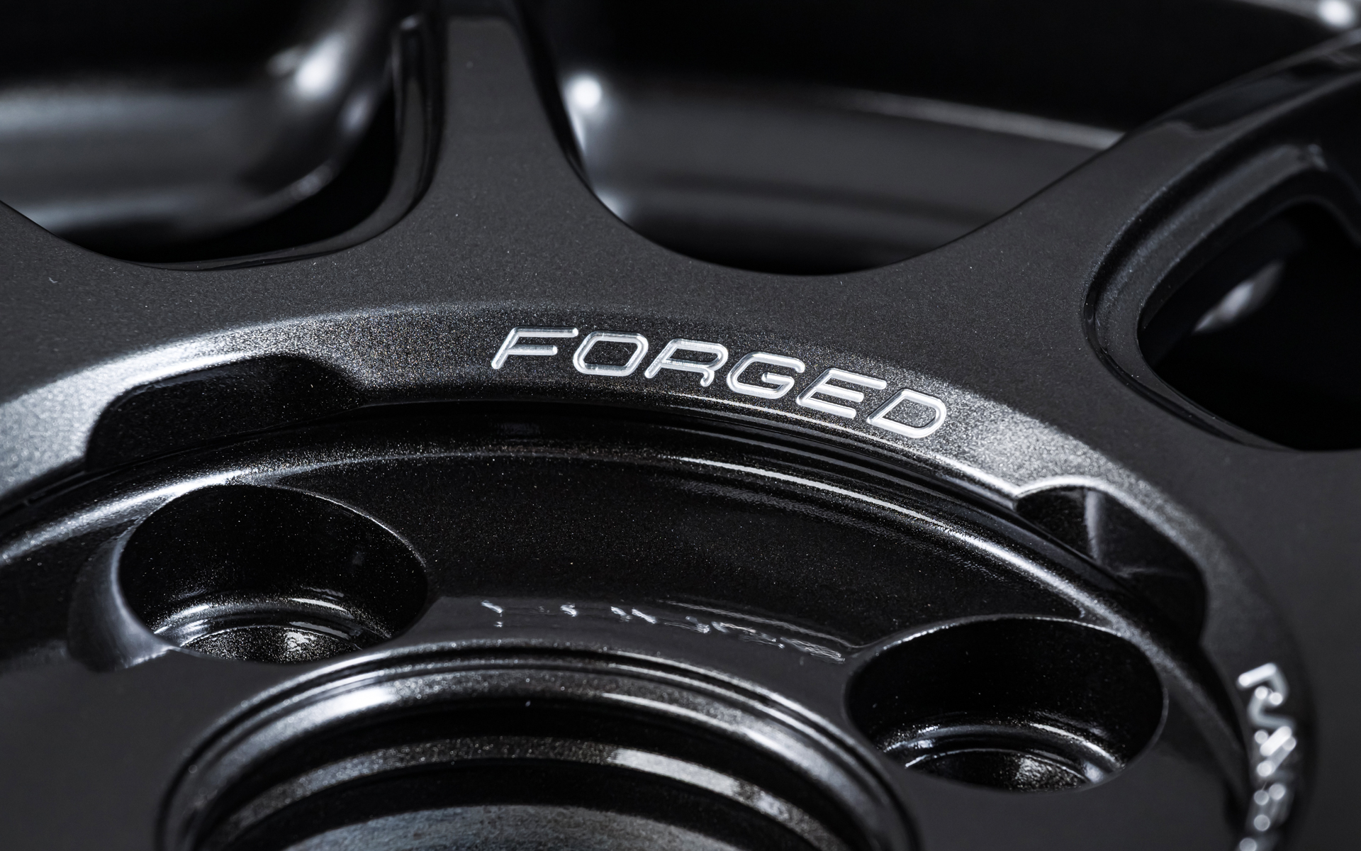 A.M.T.（Advanced Machining Technology）により細部に文字が彫られている