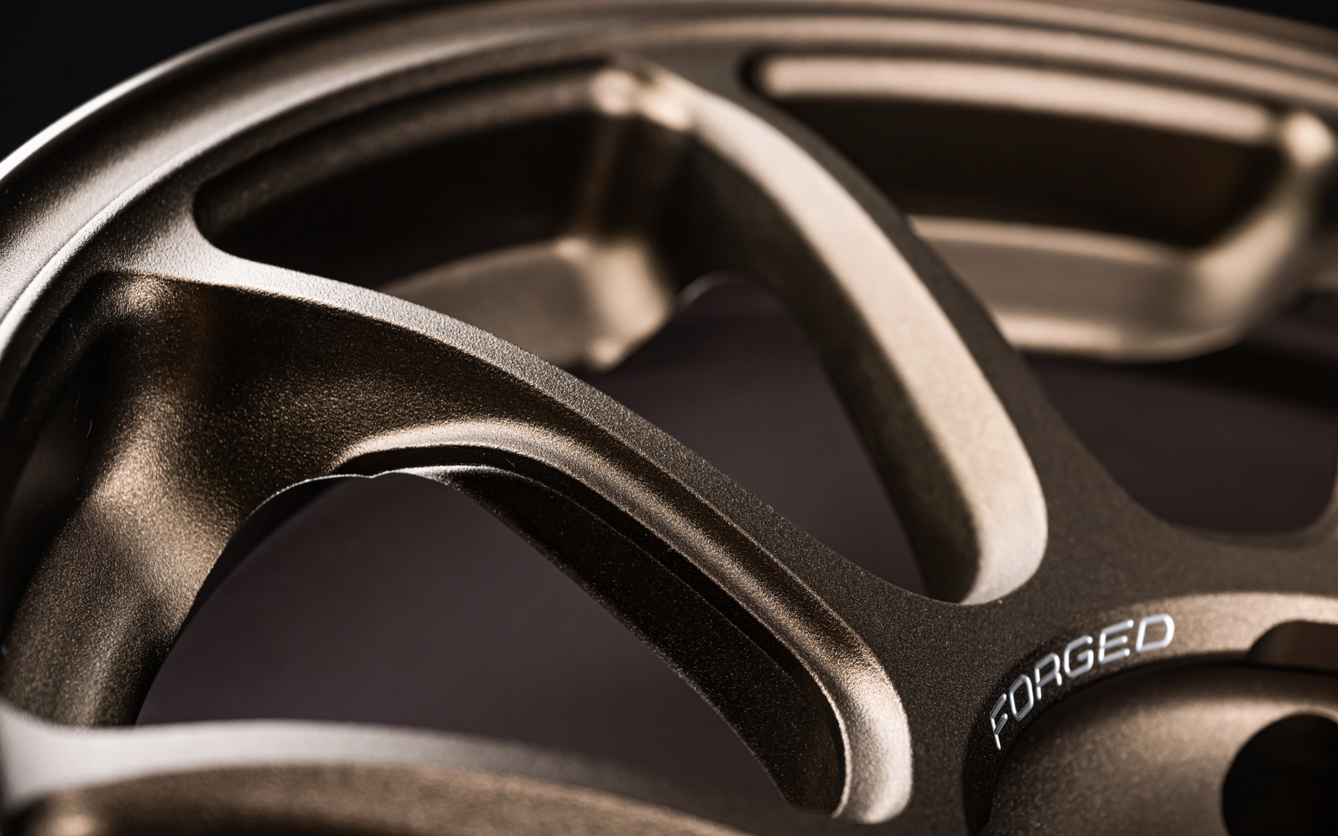 細部にいたるまで徹底的に贅肉を削ぎ落とし軽量化を追求。また、レイズ独自のA.M.Tにより、ホイールセンターやリムに文字が彫り込まれている