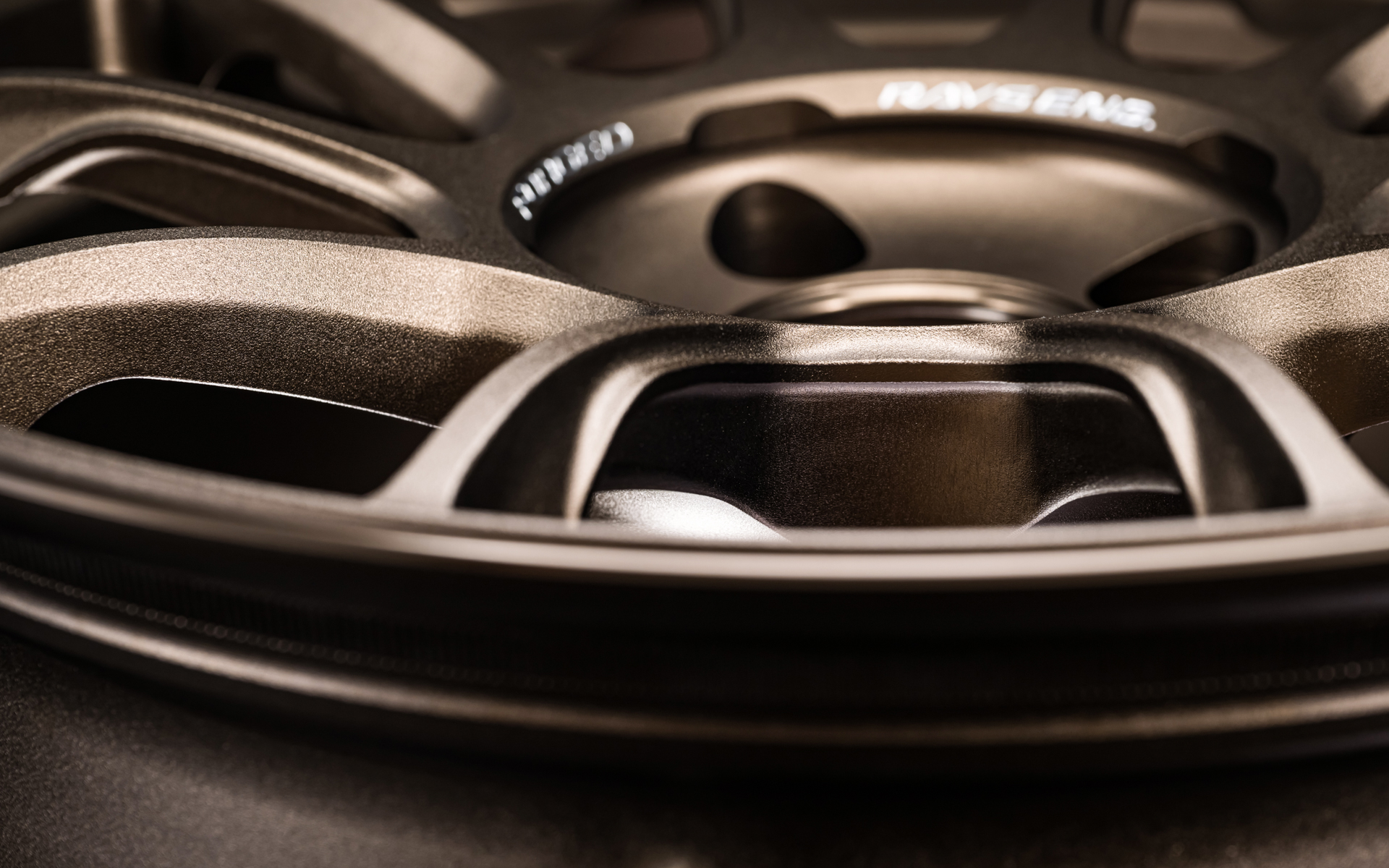 細部にいたるまで徹底的に贅肉を削ぎ落とし軽量化を追求。また、レイズ独自のA.M.Tにより、ホイールセンターやリムに文字が彫り込まれている