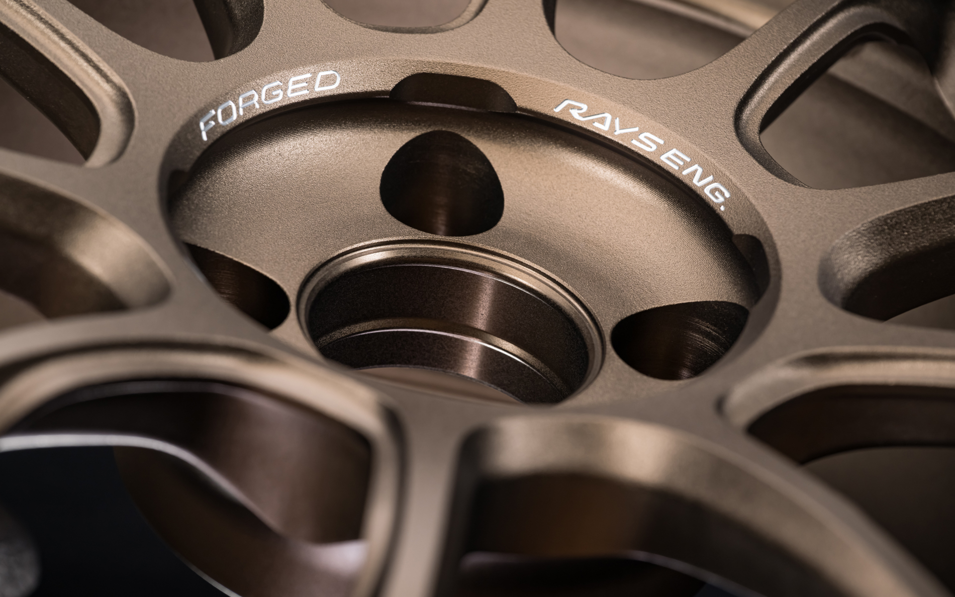 細部にいたるまで徹底的に贅肉を削ぎ落とし軽量化を追求。また、レイズ独自のA.M.Tにより、ホイールセンターやリムに文字が彫り込まれている