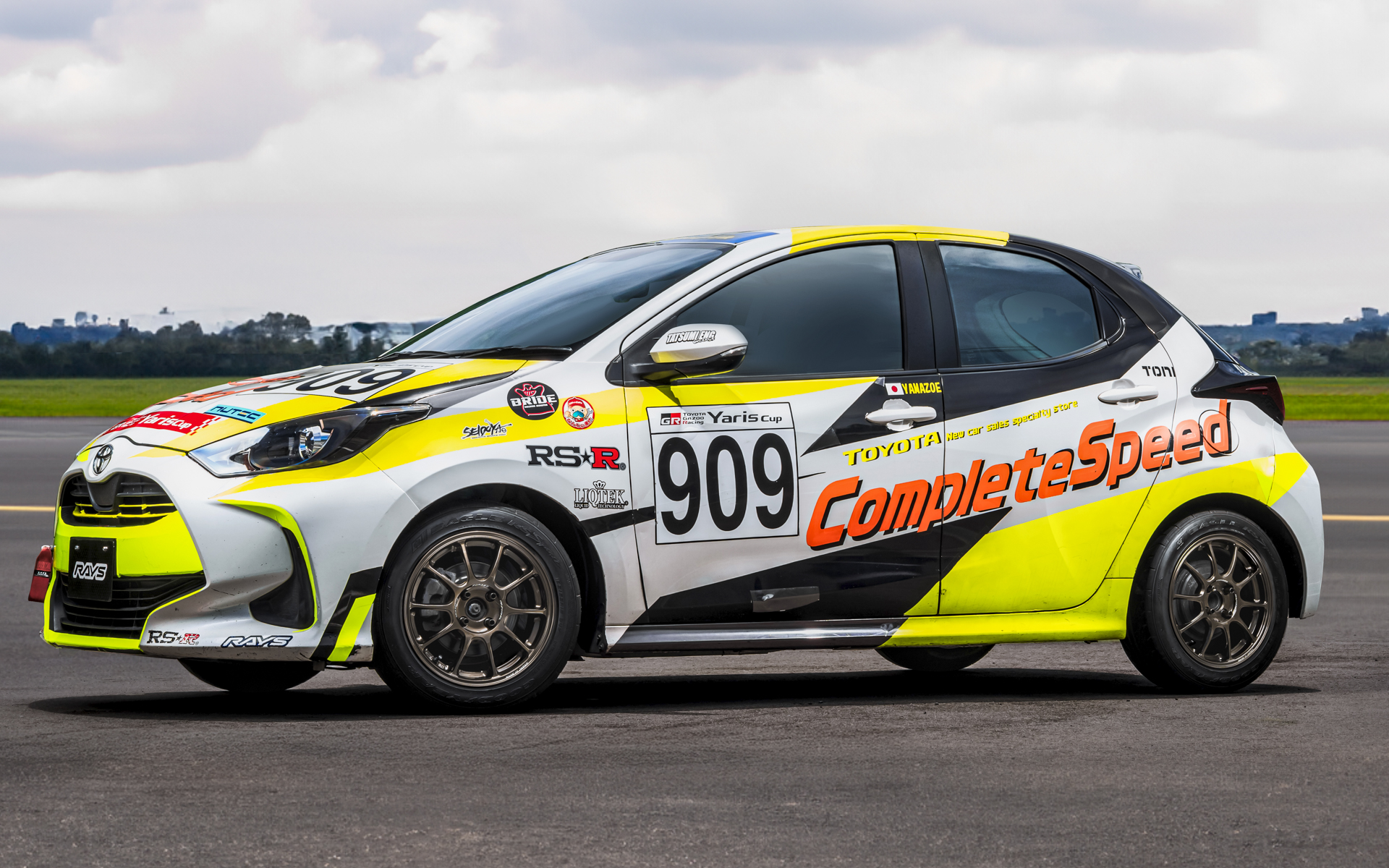 ボルクレーシングZE40×トヨタ「ヤリスカップカー」装着イメージ