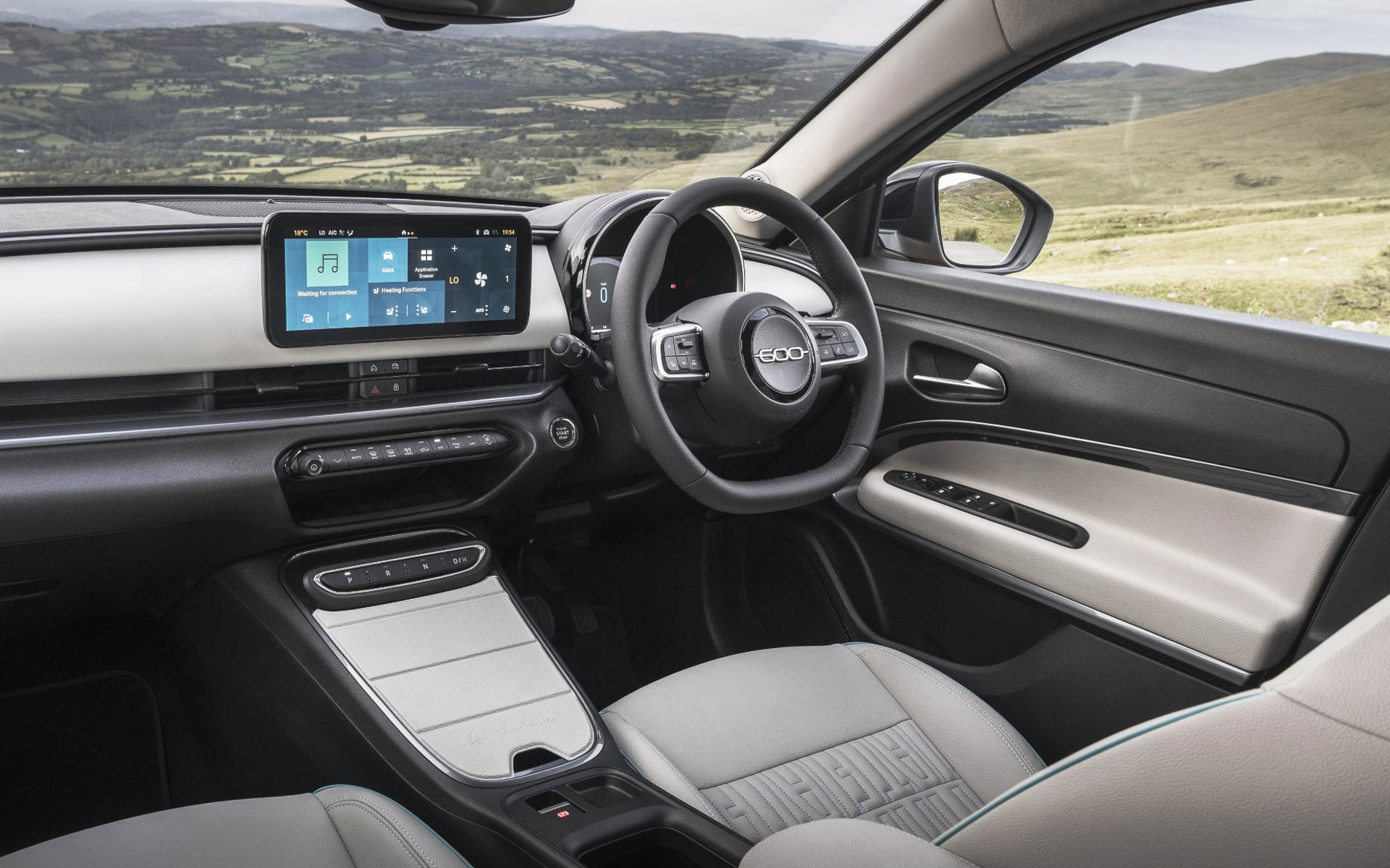 600 ハイブリッド ネロ チネマのインテリアイメージ