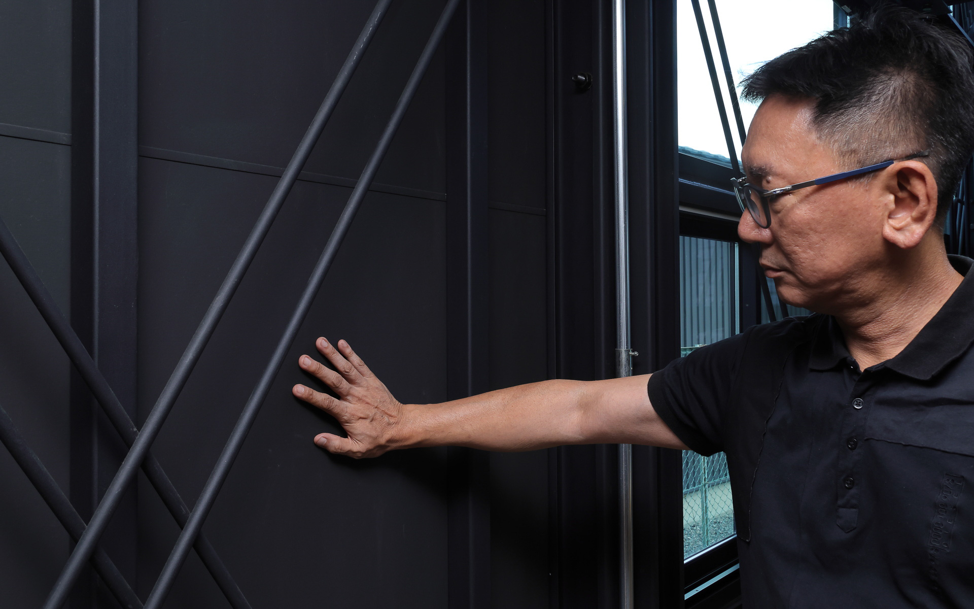 取材当日は猛暑日だったので、黒を基調とした外観デザインや大きくとられた窓面積によって室内は暑いのでは？　と思ったが、断熱材やペアガラスなどの対策でクーラーを全開にすることなく快適さをキープしていた