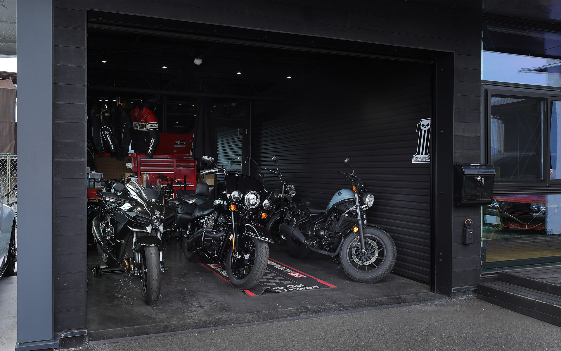事務所兼ショールームのDAYTONA HOUSE×LDK KITAMOTOのガレージ。バイクもクルマも大好きというのが伝わってくる