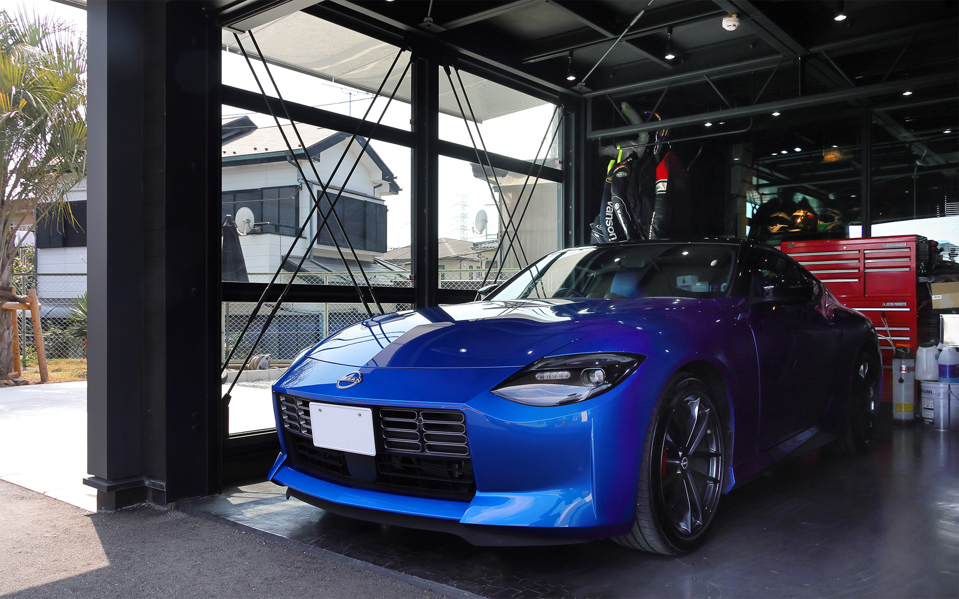 今回もガレージに筆者の愛車であるRZ34を置かせていただき、ガレージハウスのある生活を垣間見た