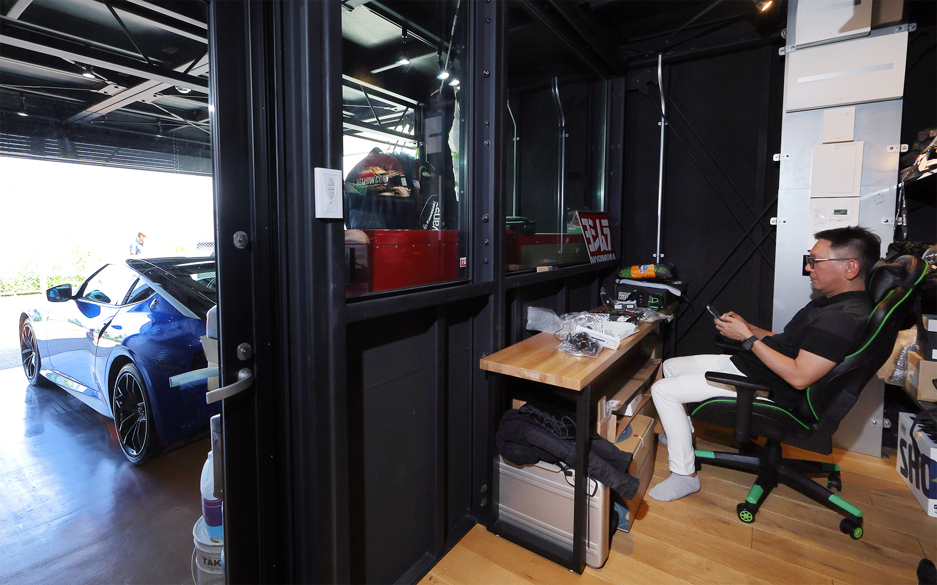 ガレージ横には書斎も用意