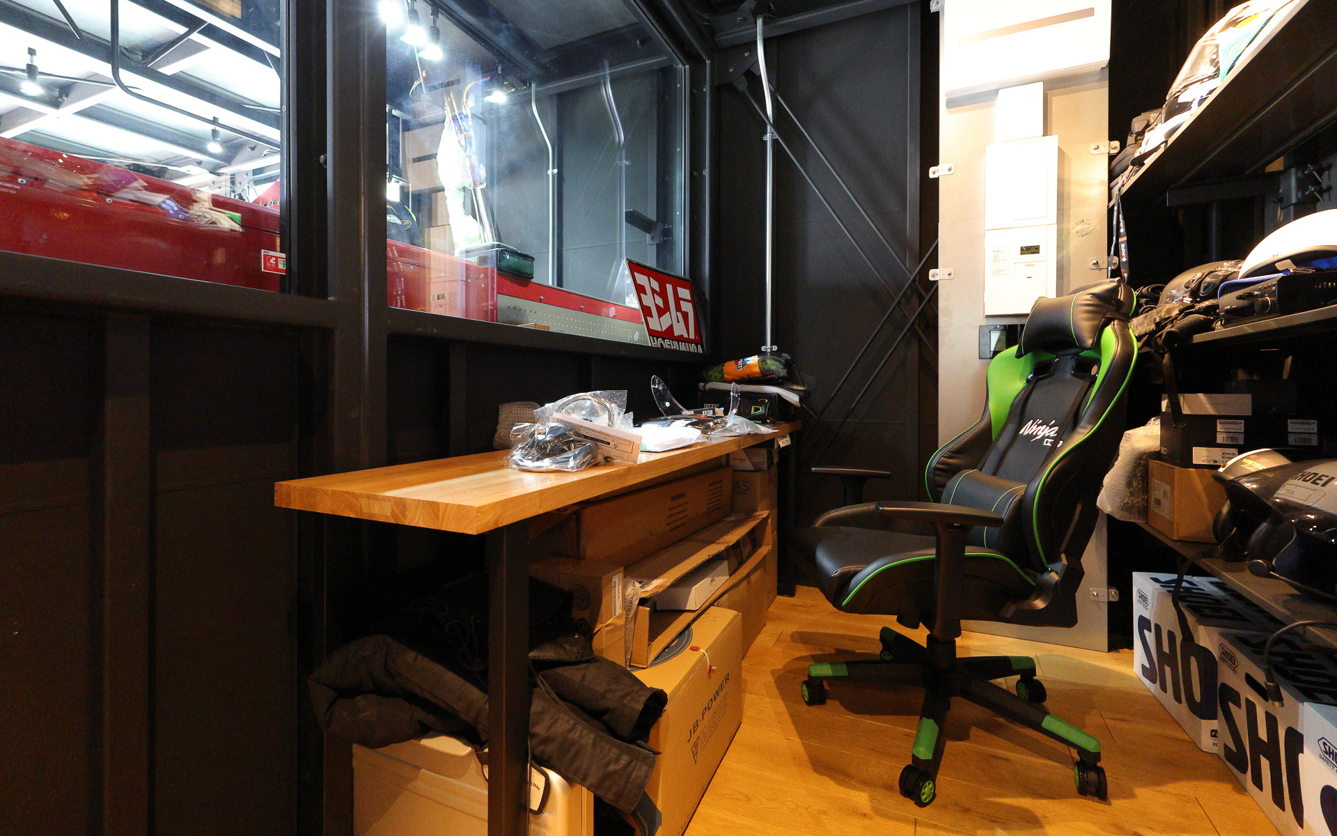 書斎壁面に用意された優れモノの棚