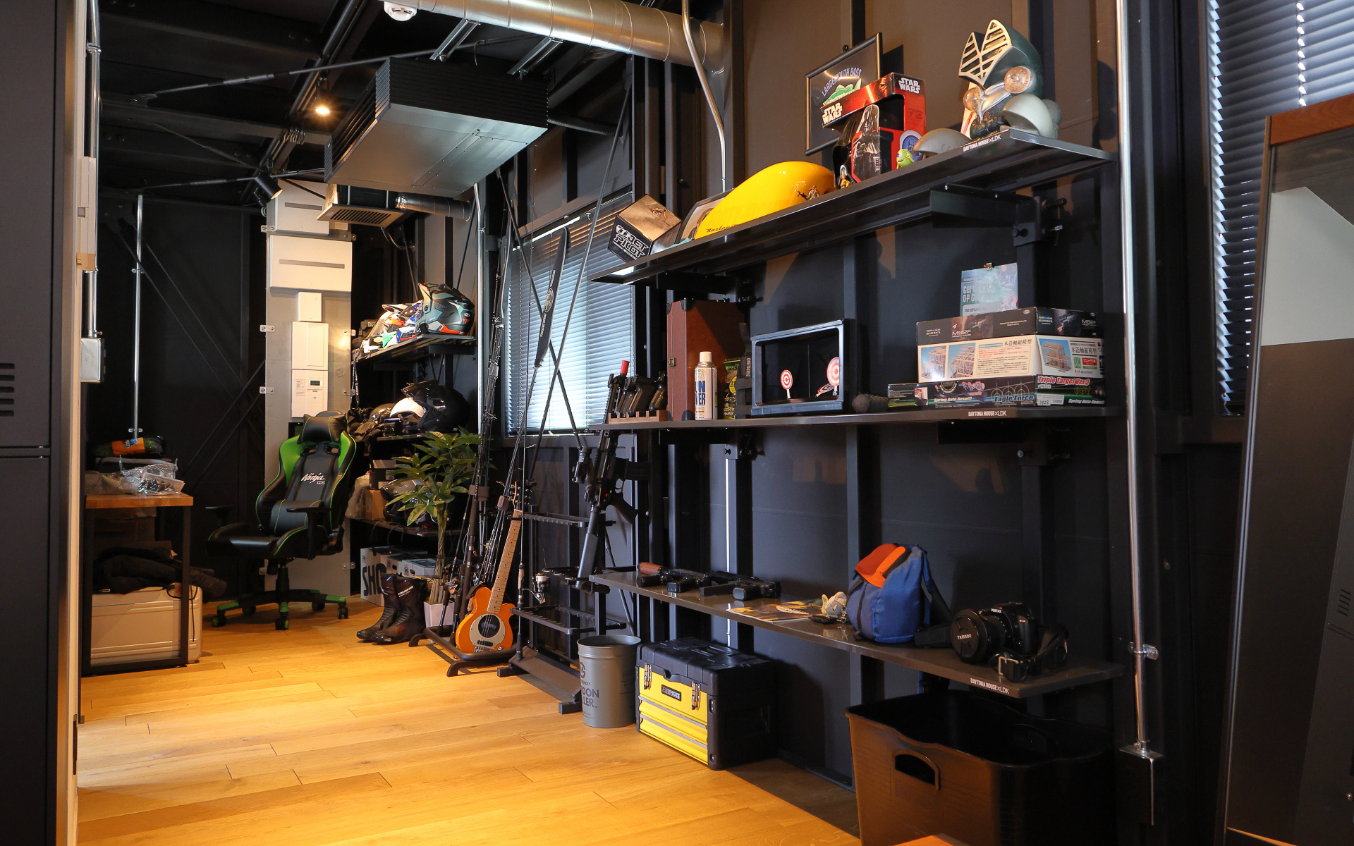 書斎壁面に用意された優れモノの棚