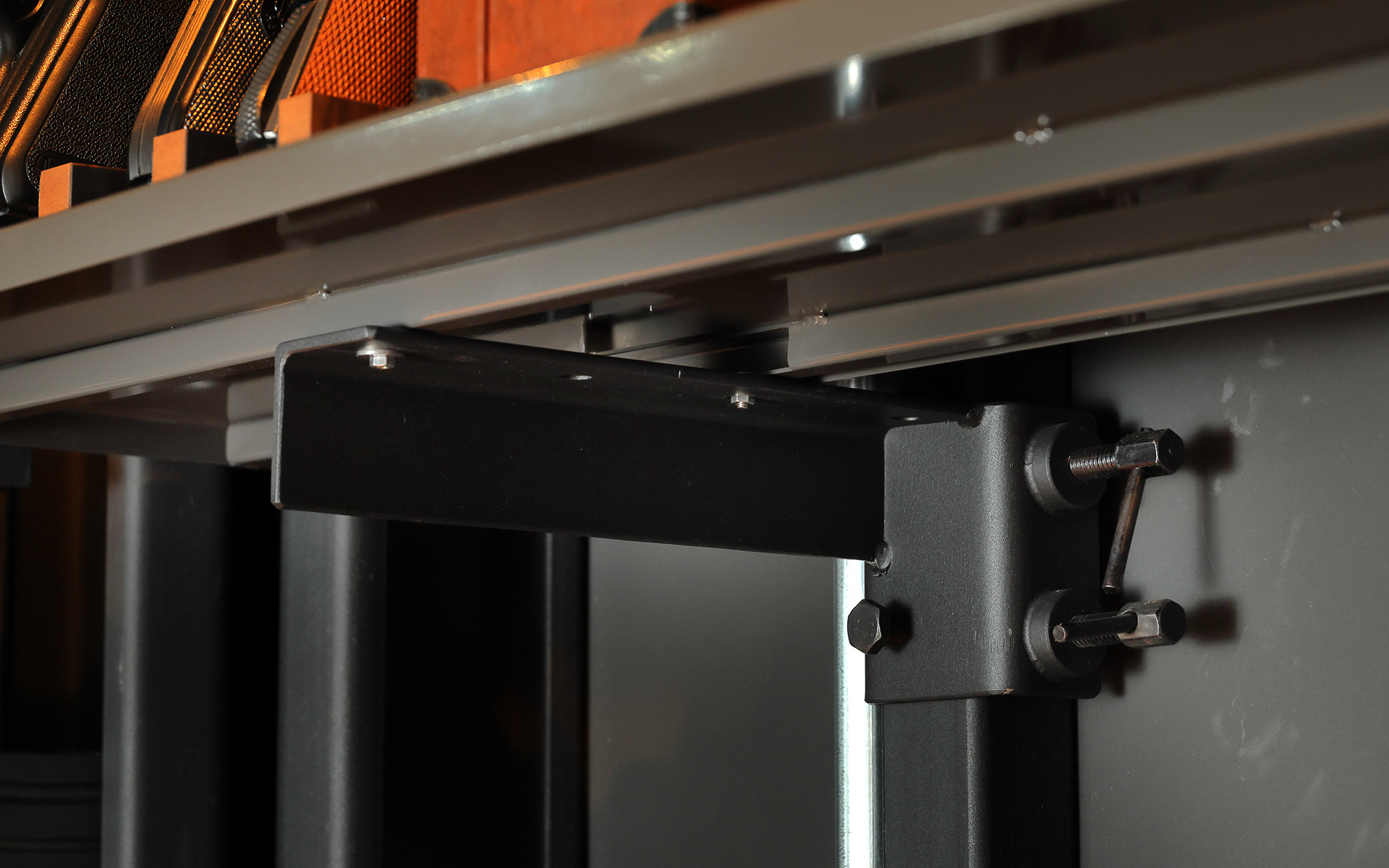 書斎壁面に用意された優れモノの棚