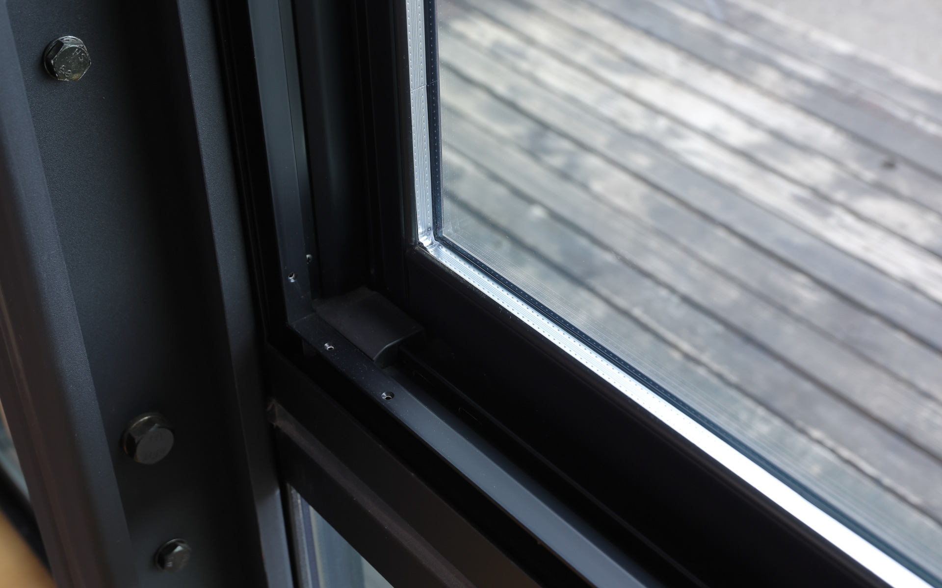 取材当日は猛暑日だったので、黒を基調とした外観デザインや大きくとられた窓面積によって室内は暑いのでは？　と思ったが、断熱材やペアガラスなどの対策でクーラーを全開にすることなく快適さをキープしていた