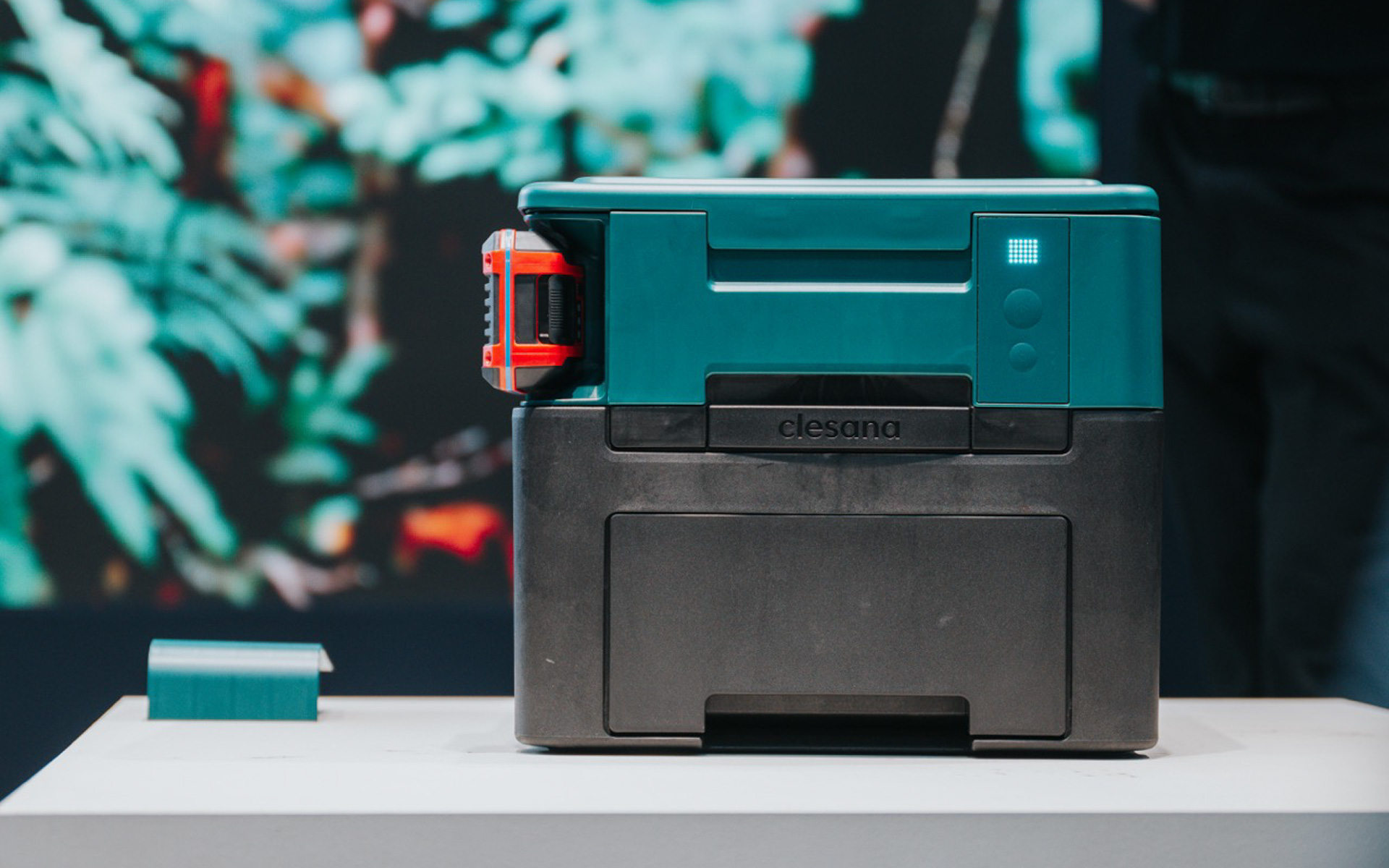 今冬登場予定のAC100V・DC12V対応コンパクトタイプ「X1」