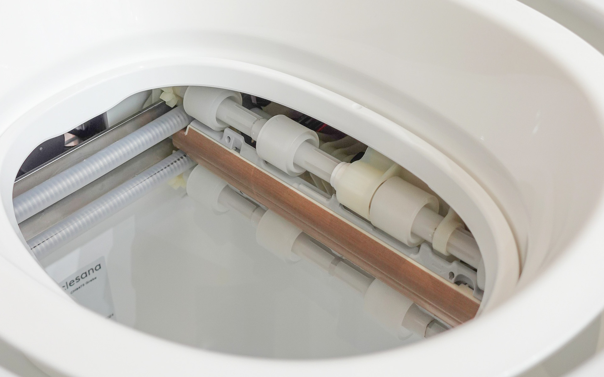 本体内部は熱圧着の際、高温となるフィルムが加圧部に付着するのを防ぐ機構になっている