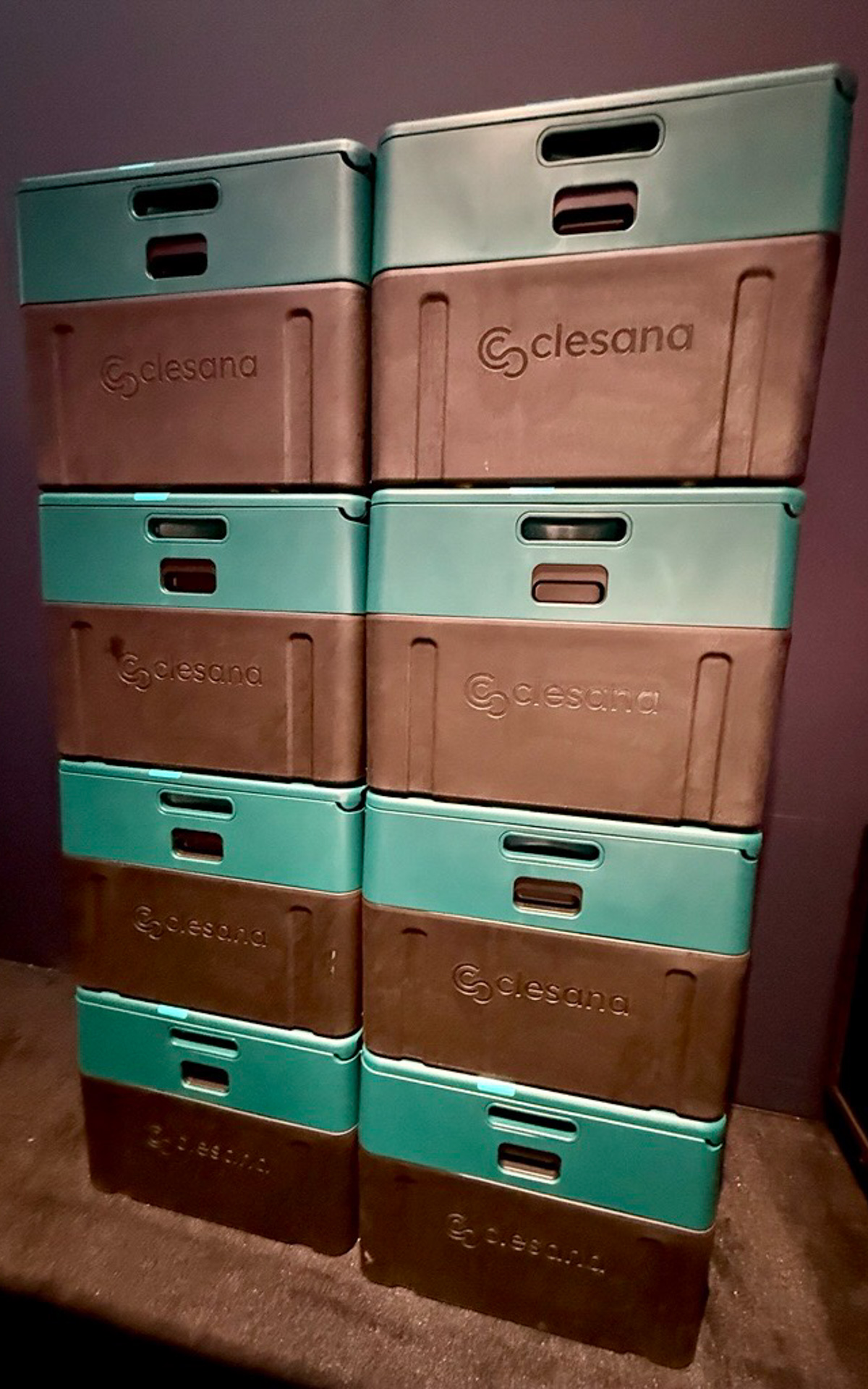 持ち運びや積み重ねができるデザインを採用