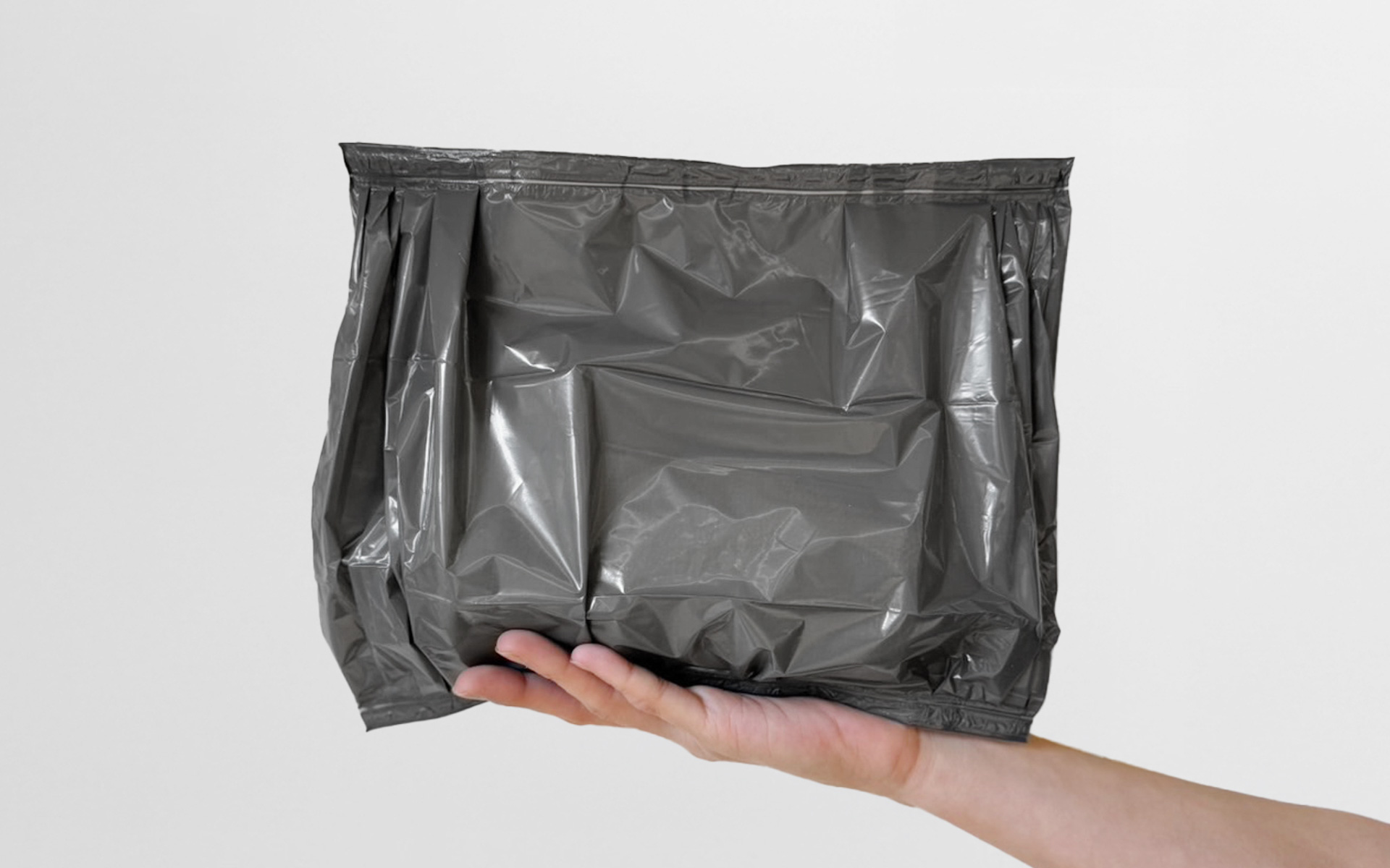 フィルムは中身が見えにくいグレー色を採用