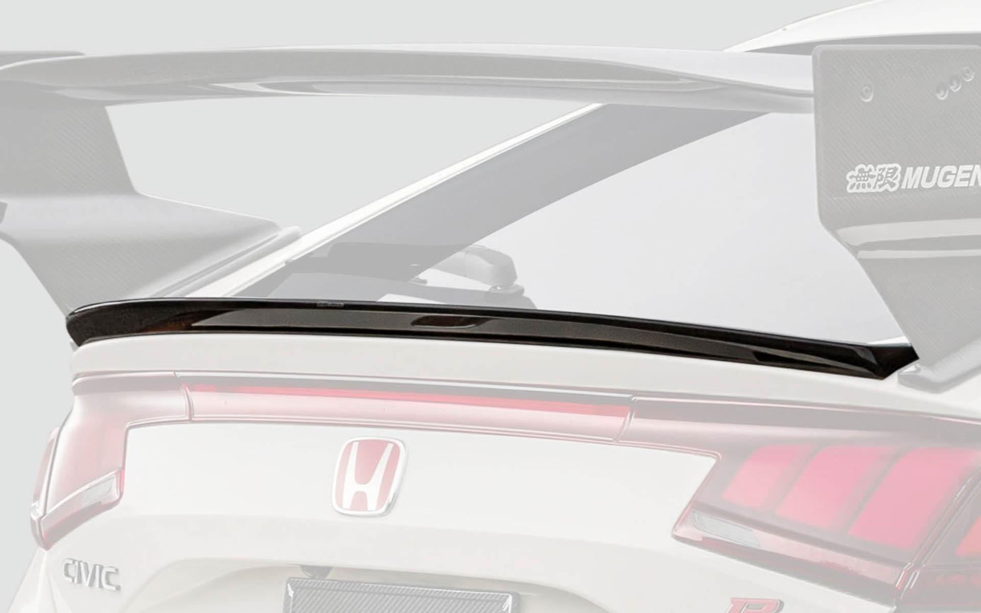 カーボンテールゲートスポイラー（22万円）。2025年11月中旬発売予定