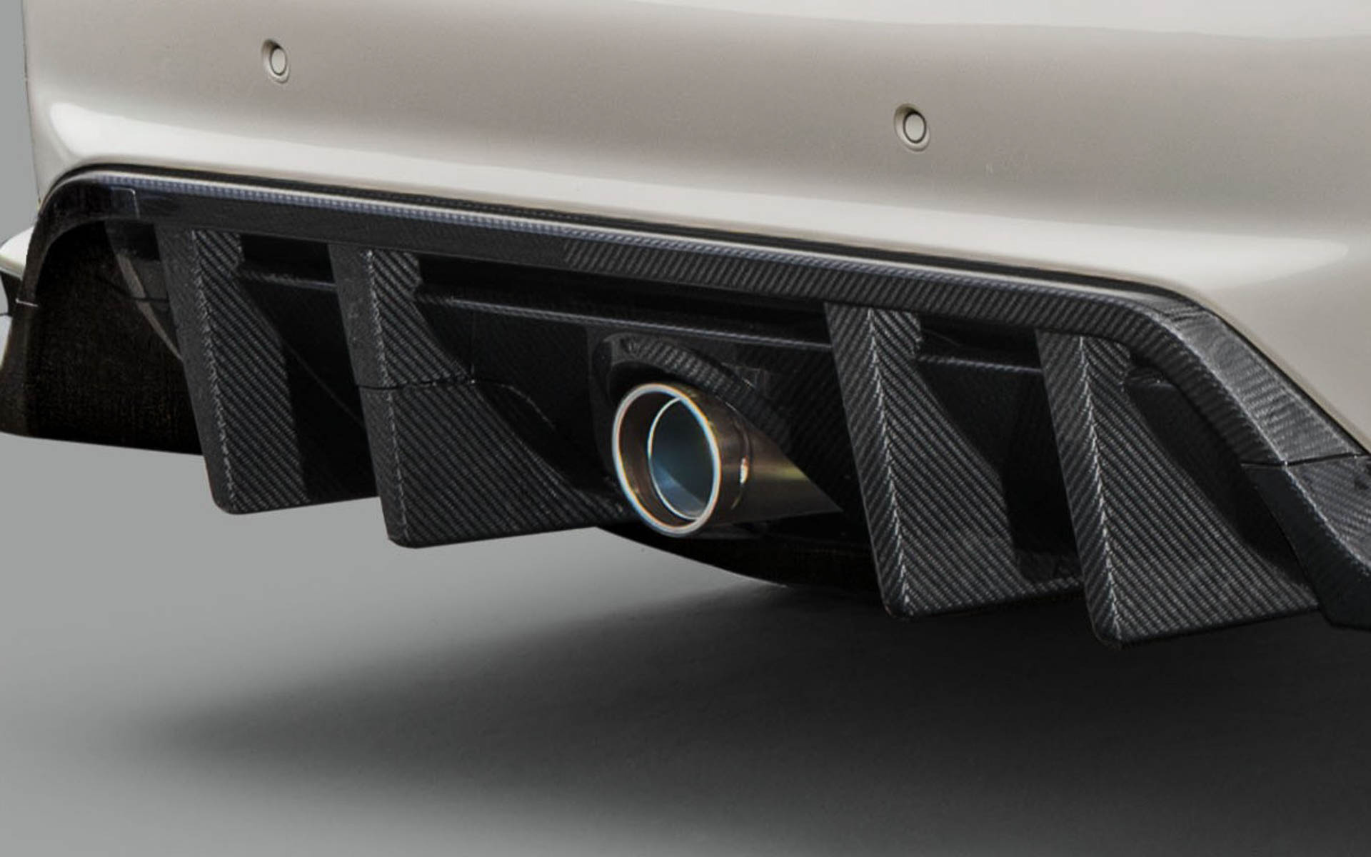 スポーツチタンエキゾーストシステム。純正バンパー用ガーニッシュセット（88万円）と、エキゾースト単体（82万5000円）をラインアップ