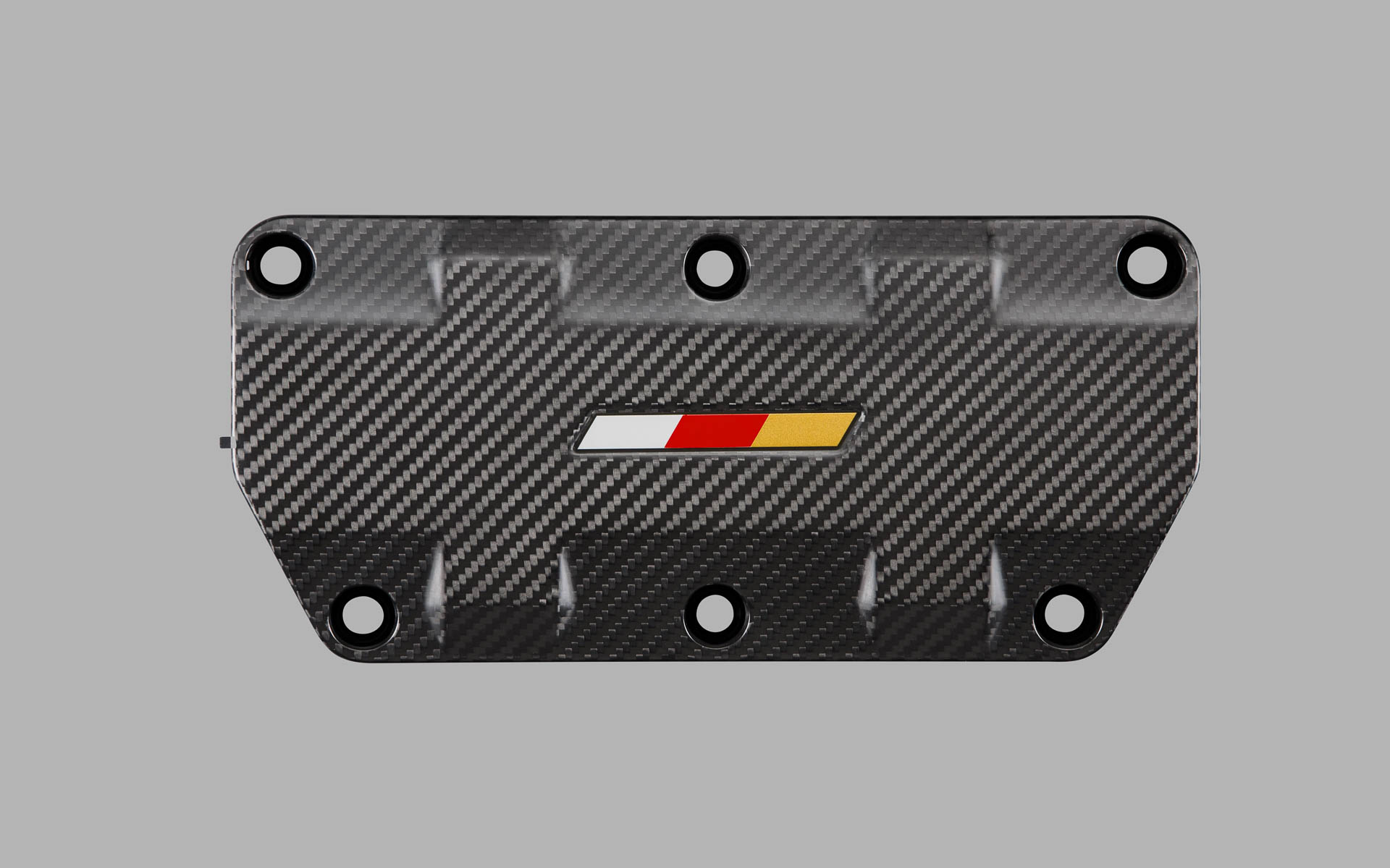 カーボンエンジンカバー＆チャンバーカバーセット（19万8000円）と、エンジンカバー単体（16万5000円）をラインアップ。2026年1月下旬発売予定