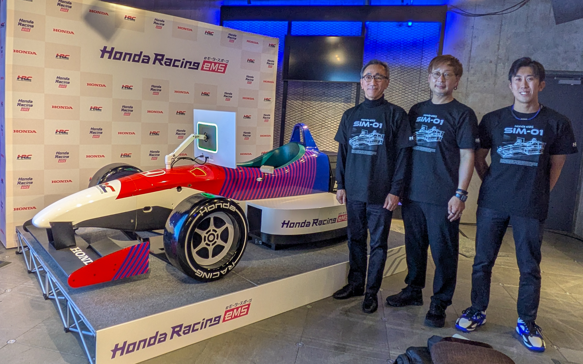 左から、株式会社ホンダ・レーシング（HRC）取締役 事業企画推進部 部長 藤坂之敏氏、株式会社ホンダ・レーシング 事業企画推進部 eMS 開発責任者 岡義友氏、レーシングドライバー小出俊選手