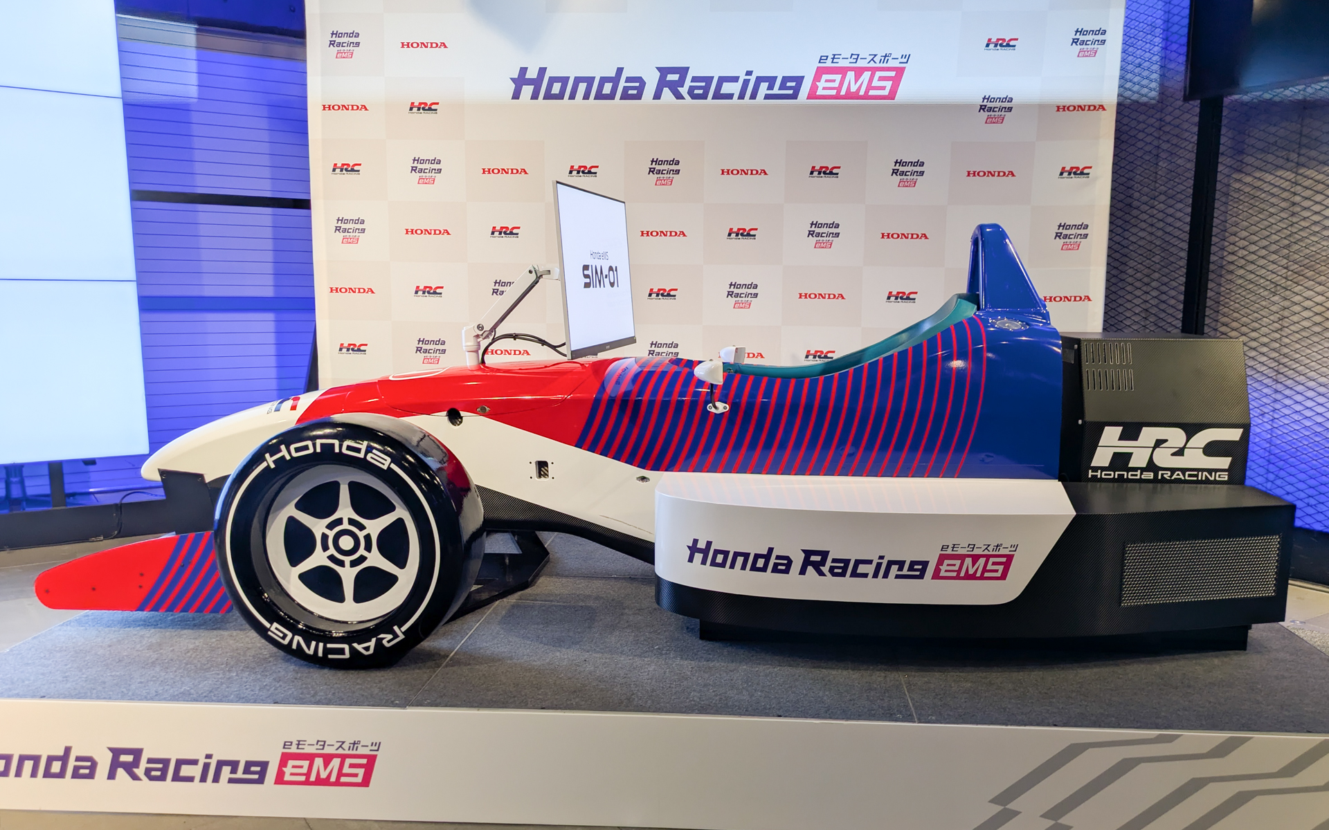 梱包サイズは2425×690×1000mm（全長×全幅×全高）、設置サイズは3000×1700×1000mm（全長×全幅×全高）、重量は200kg。4畳分のスペースに設置できるとのこと