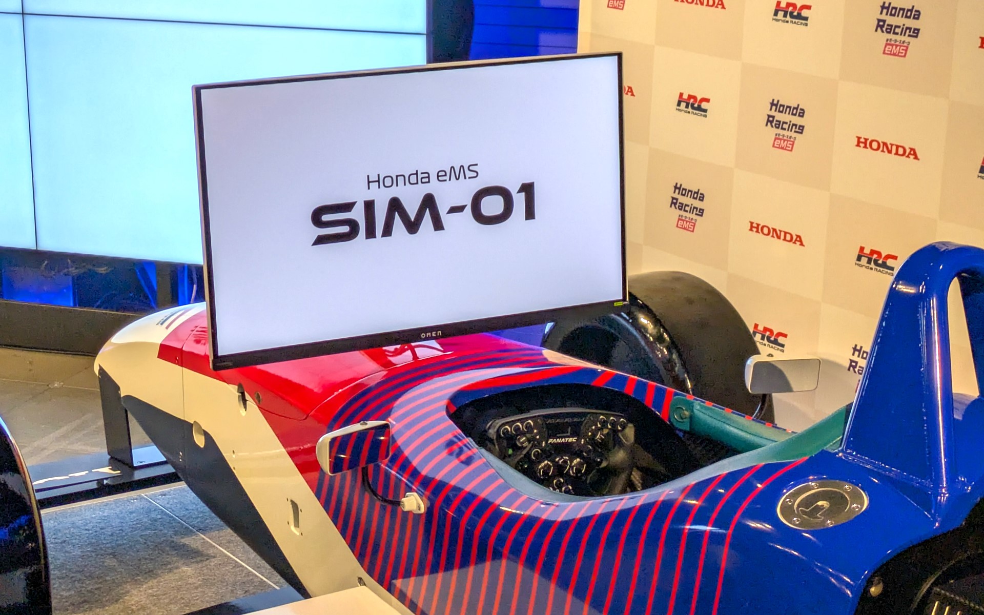 モニターやゲーム機は、オーナーが選べるように付属していない。湾曲したモニターを設置すればより臨場感を高められるかもしれない