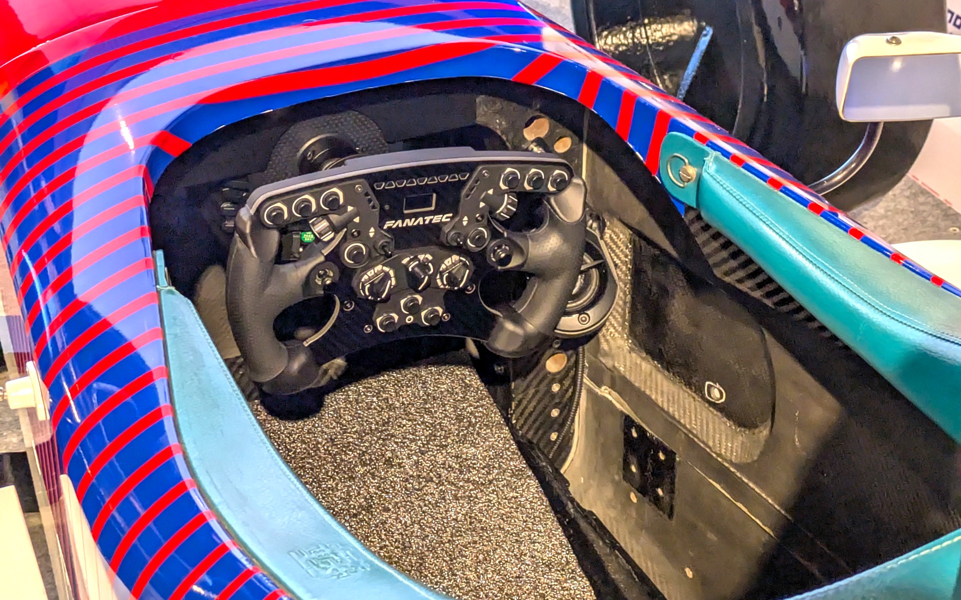 ハンドルとペダルユニットは、基本的にはFANATEC製だが変更対応も可能とのこと（別途費用が発生する場合あり）