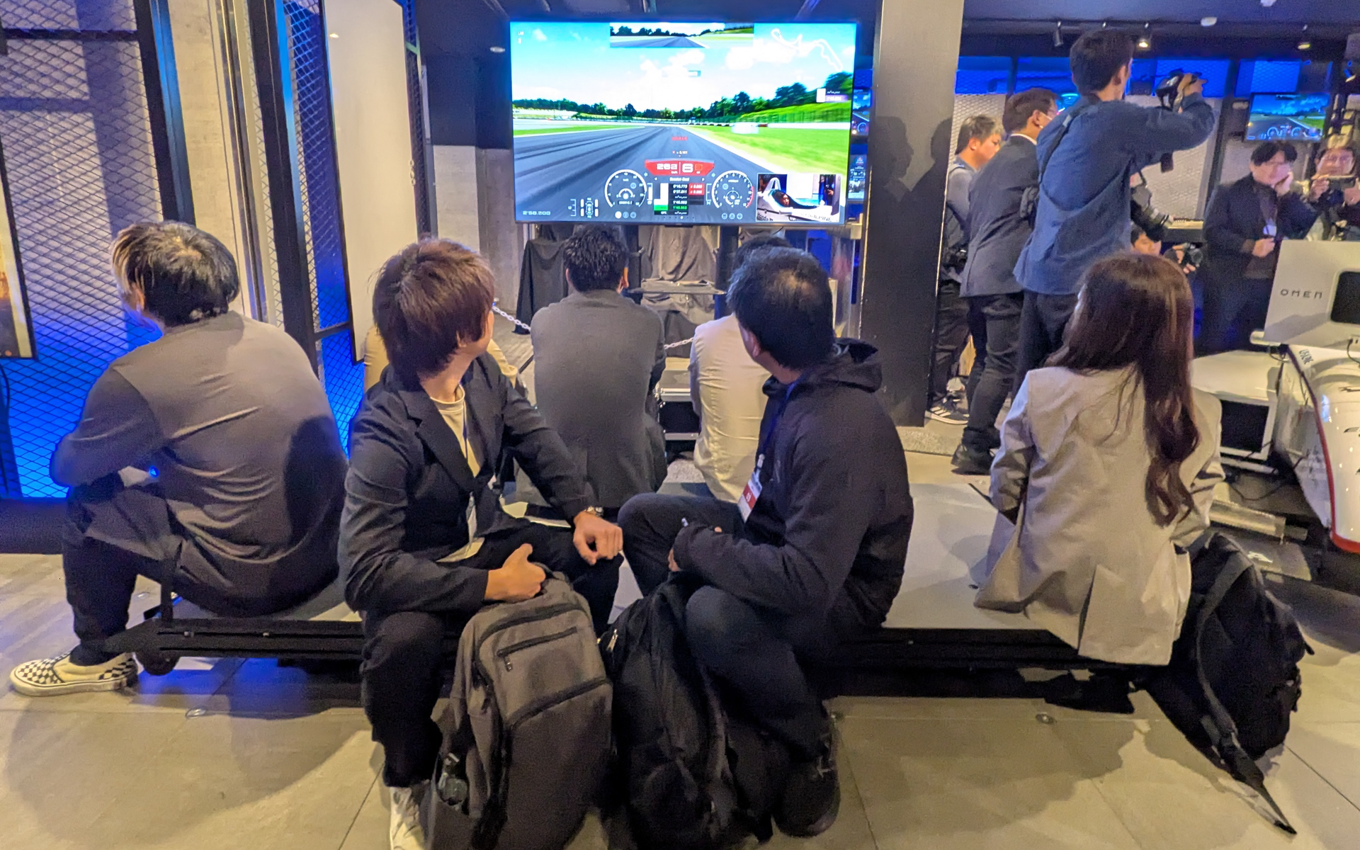 「Honda eMS SIM-01」と連動していて、観客も一緒に振動を味わえる特注システム。鉄板の上に座っている観客は全員ドライバーと同じ振動を味わえる