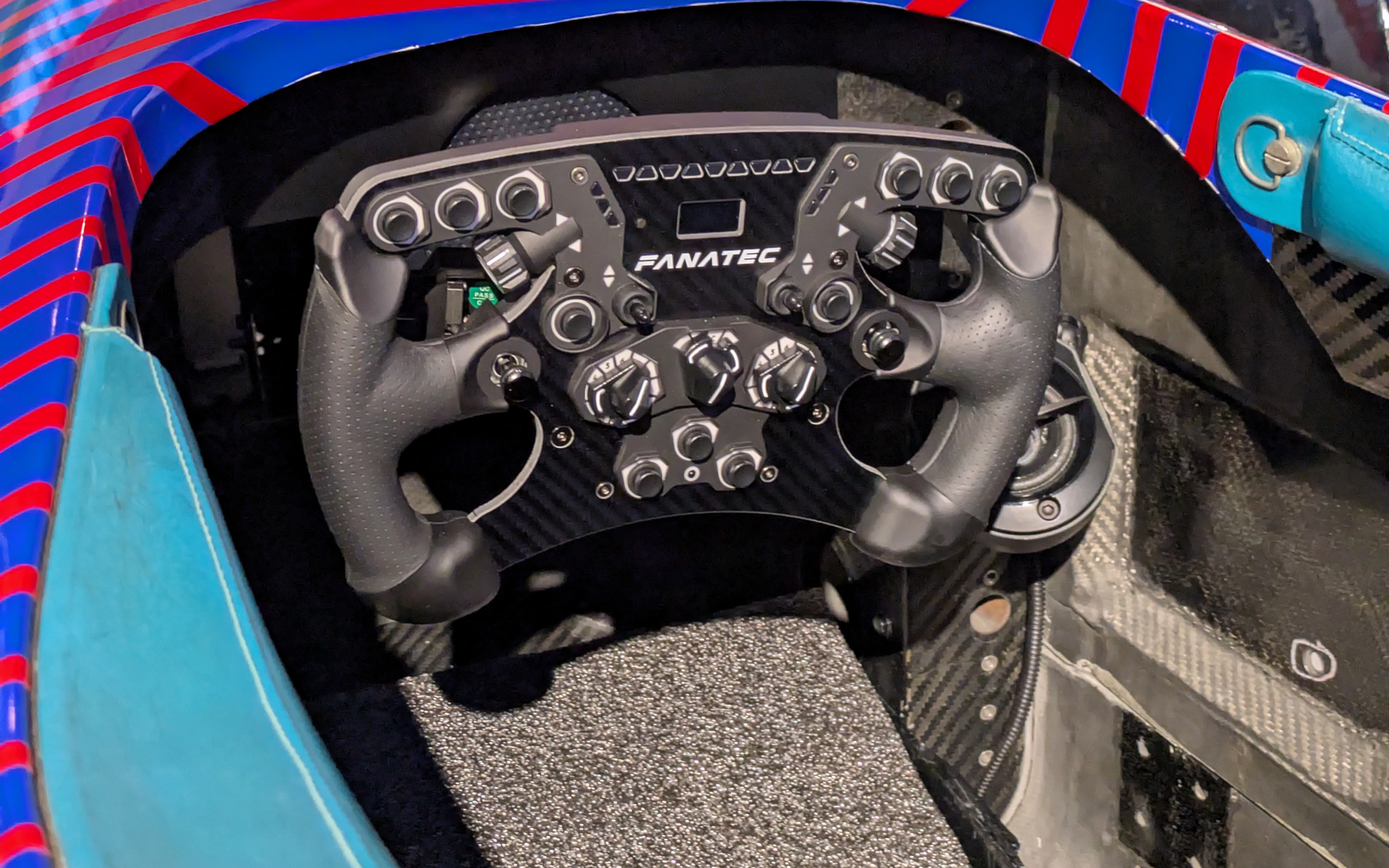 コクピットのステアリングの左右にスピーカーを配置