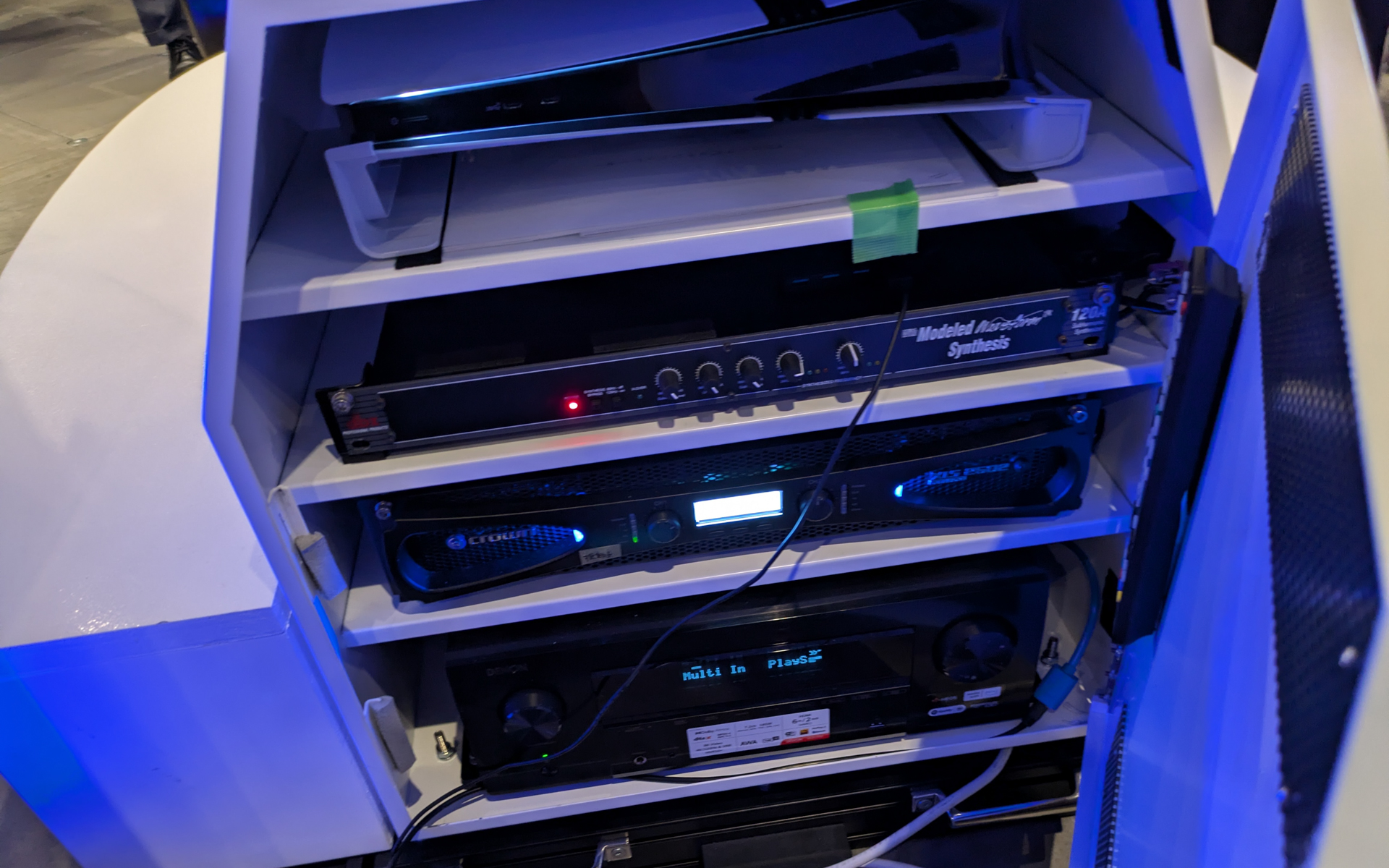 コクピット後方には、プレステ本体またはPC本体、オーディオ機器、接続機器などが収められる