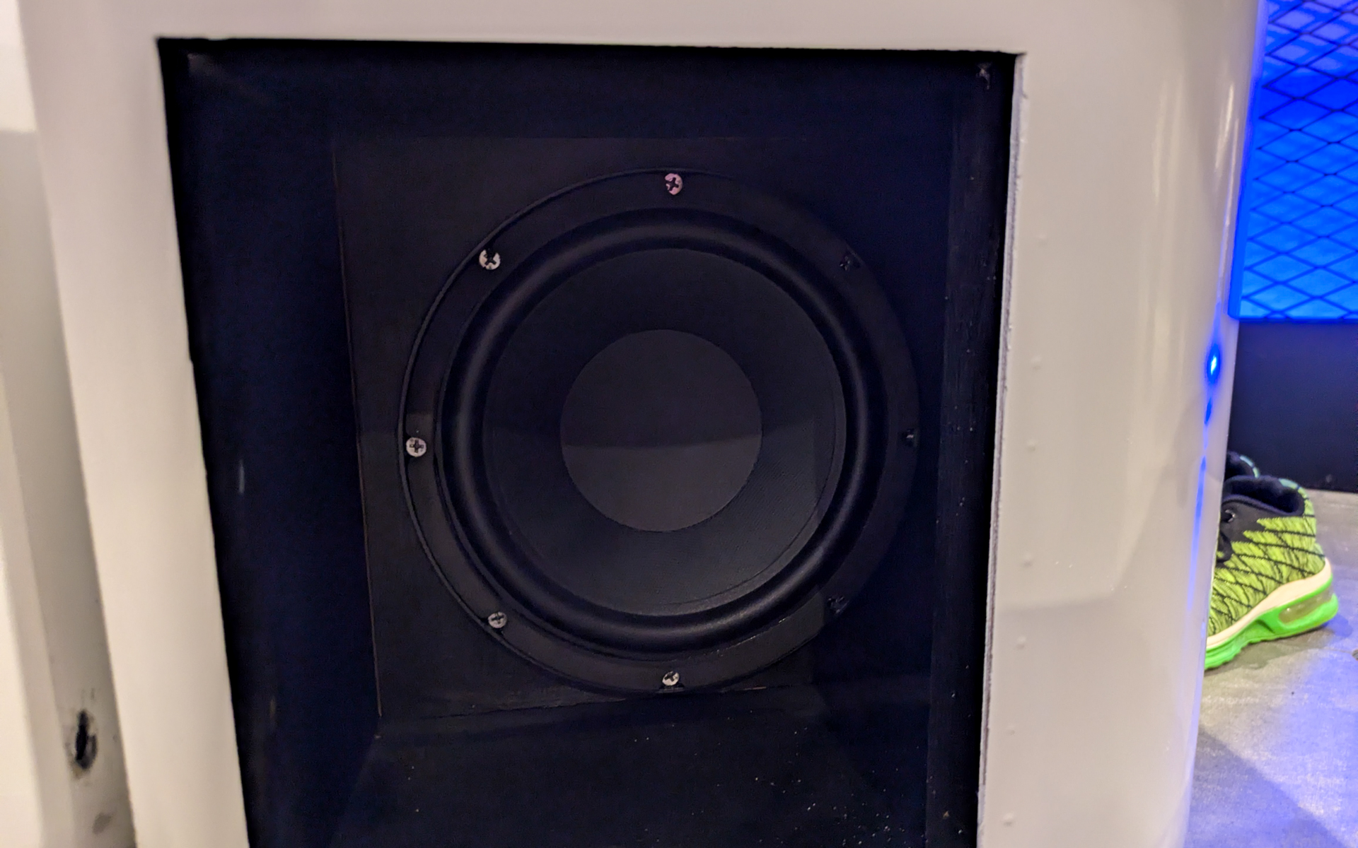 サイドポンツーンは乗降時の踏み台になるほど頑丈な設計になっているほか、スピーカーを内蔵している