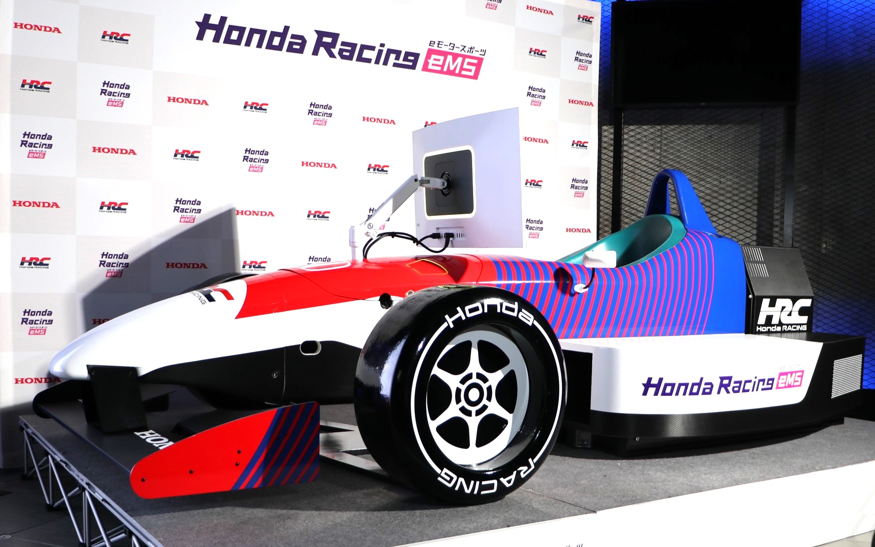 HRCが発売したオリジナルレーシングシミュレータ筐体「eMS SIM-01」のオプションを採用したリバリー（カラーリング）モデル
