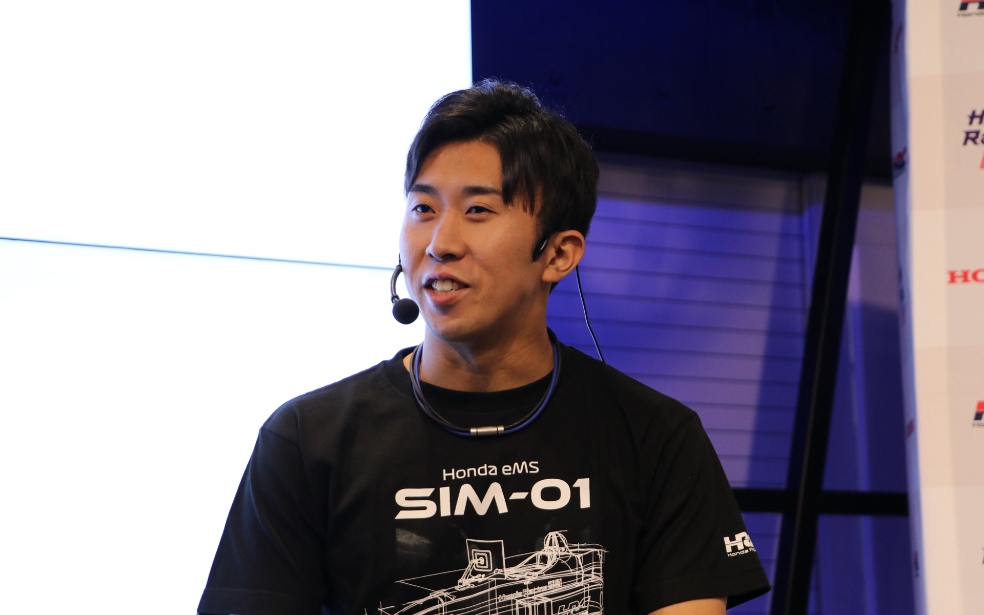 スーパーフォーミュラやSUPER GT、eモータースポーツで活躍するレーシングドライバー小出俊選手も登壇