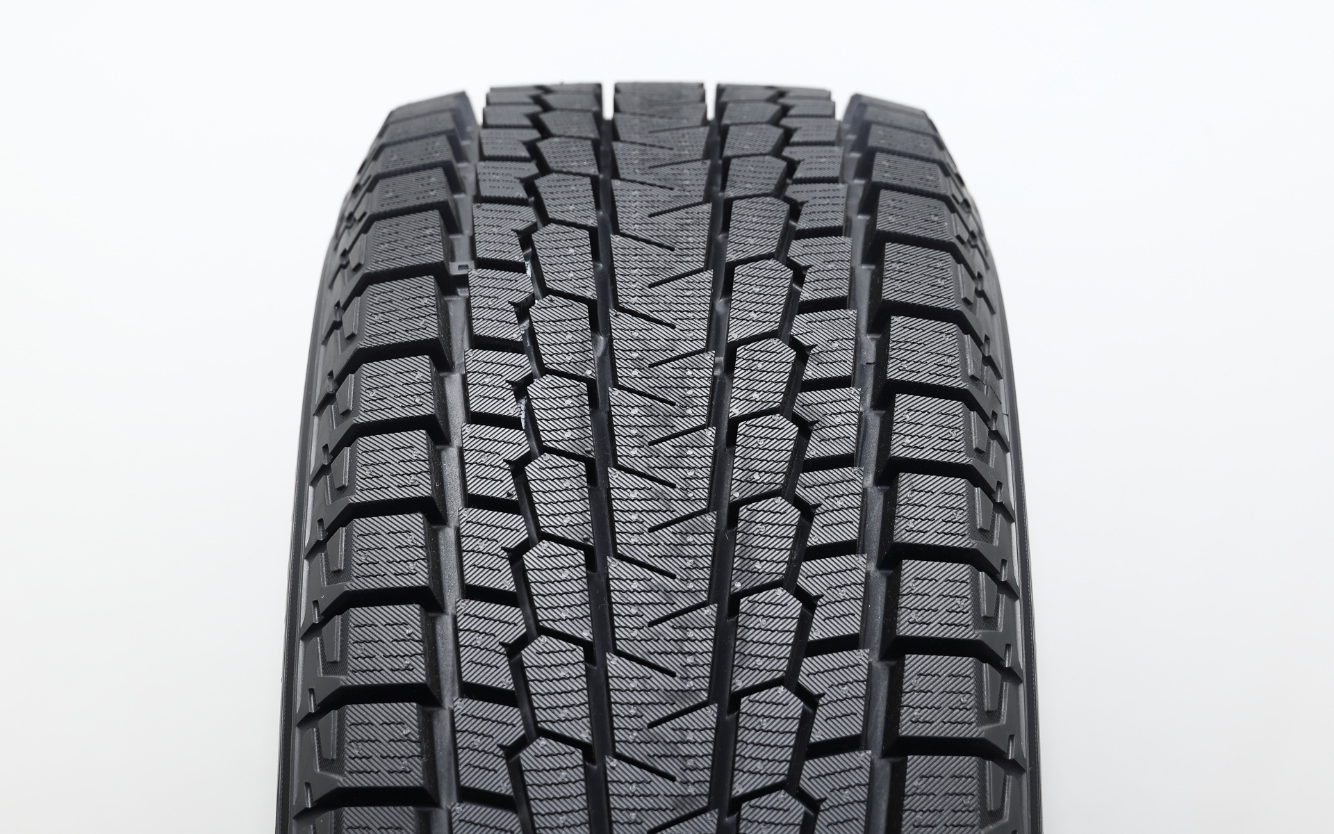 スリップの原因になる路面に広がる水膜を効果的に吸水する「スーパー吸水ゴム」を採用