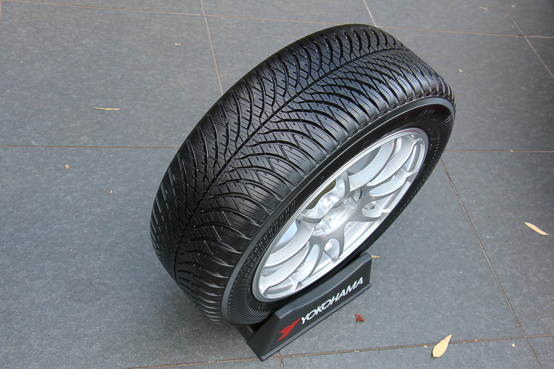 トレッドパターンでは「V字ダイバージェントグルーブ」「クロスグルーブ」を採用