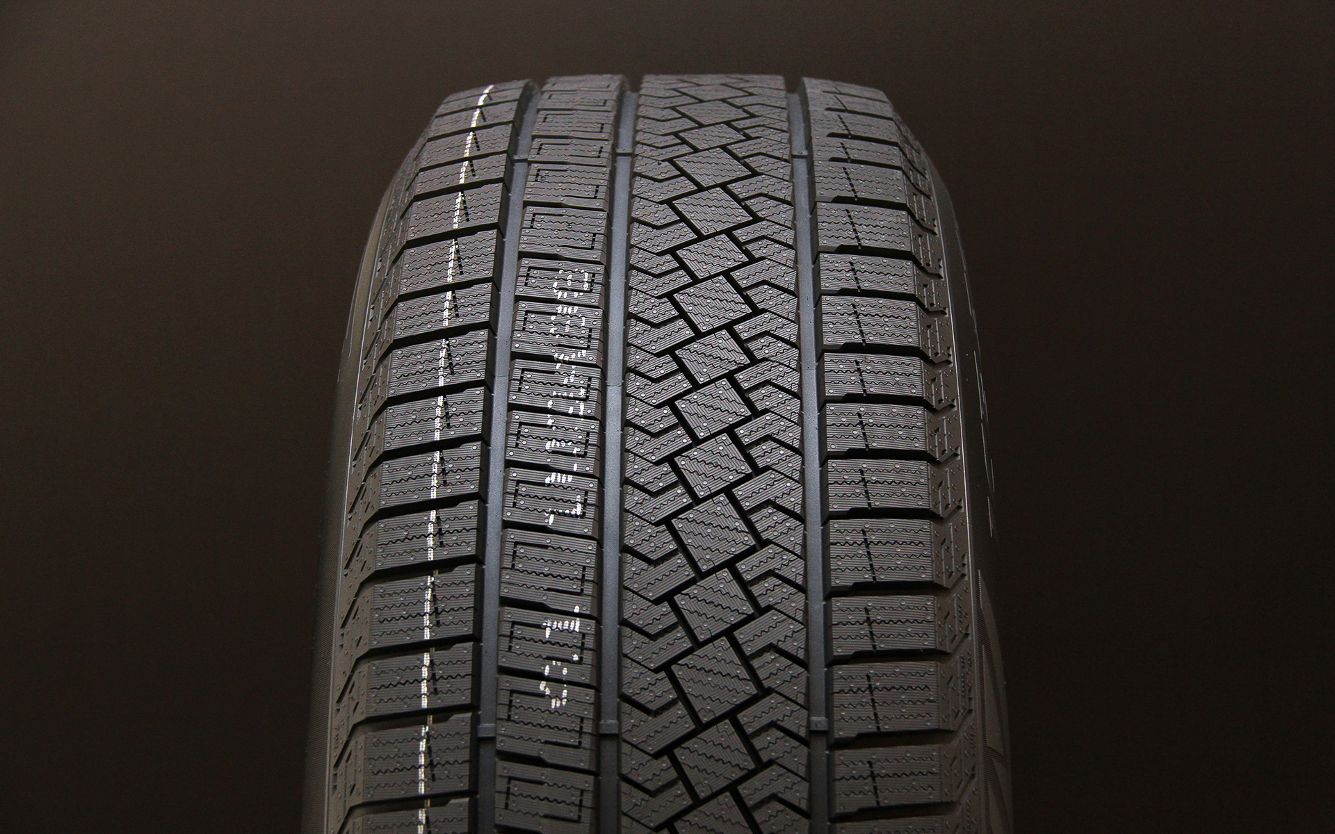 「新3Dサイプ」を通常の2Dサイプと組み合わせた「ハイブリッドトレッドブロック」を採用する