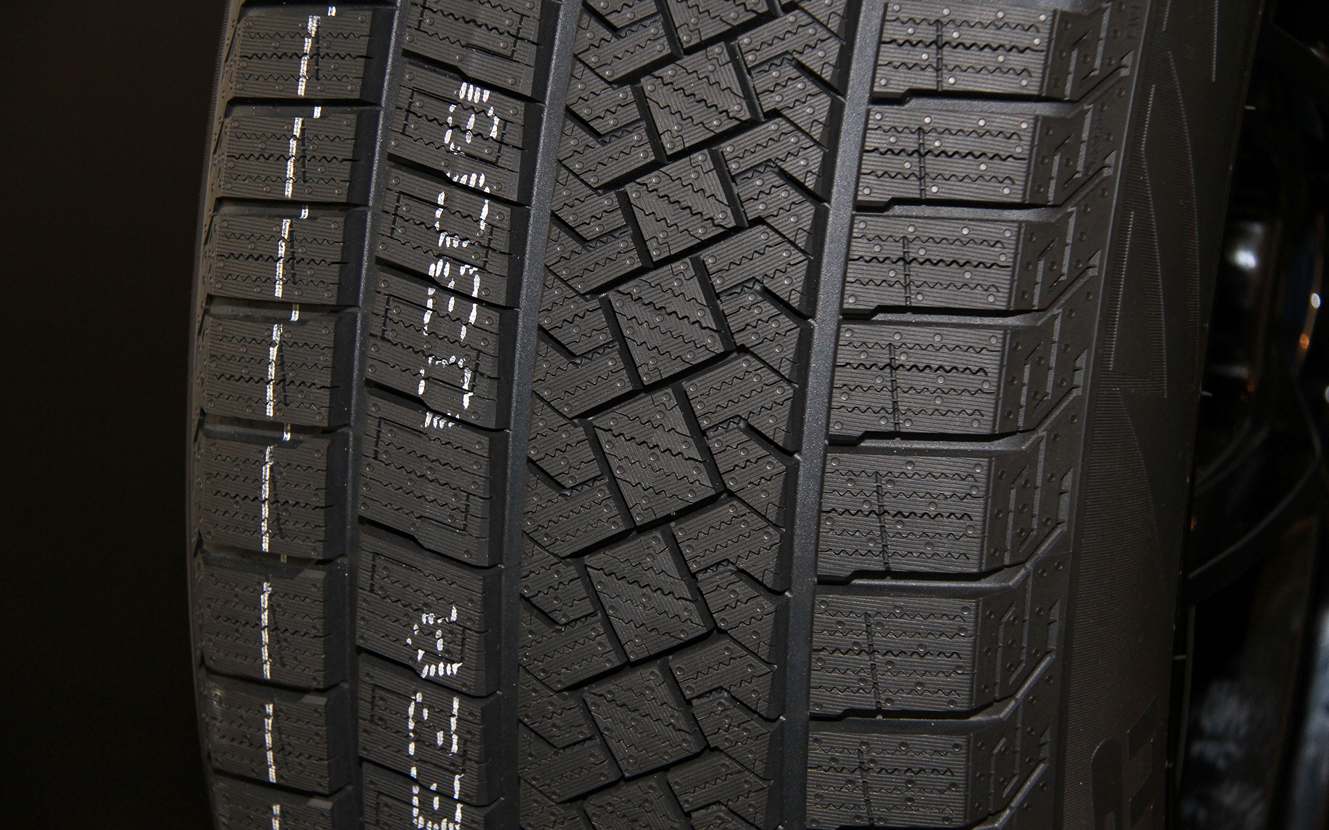 「新3Dサイプ」を通常の2Dサイプと組み合わせた「ハイブリッドトレッドブロック」を採用する