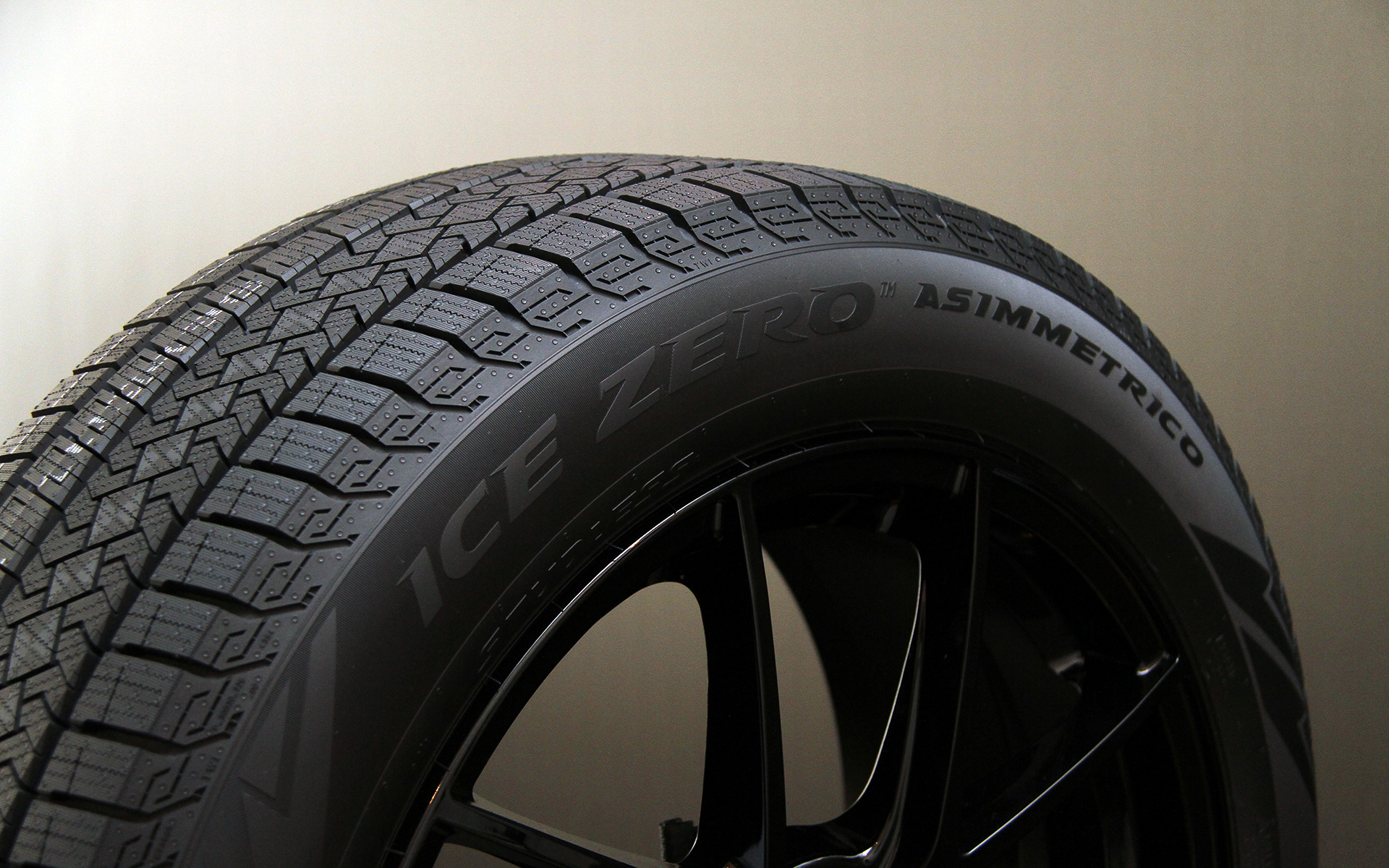 スクエア形状のブロックとショルダー部の最適化による相乗効果で氷上性能を強化