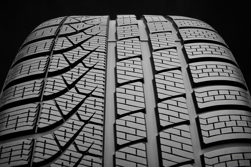 アシンメトリーのトレッドパターンで役割分担を行ない、ドライ路面から雪道まで幅広くカバーする